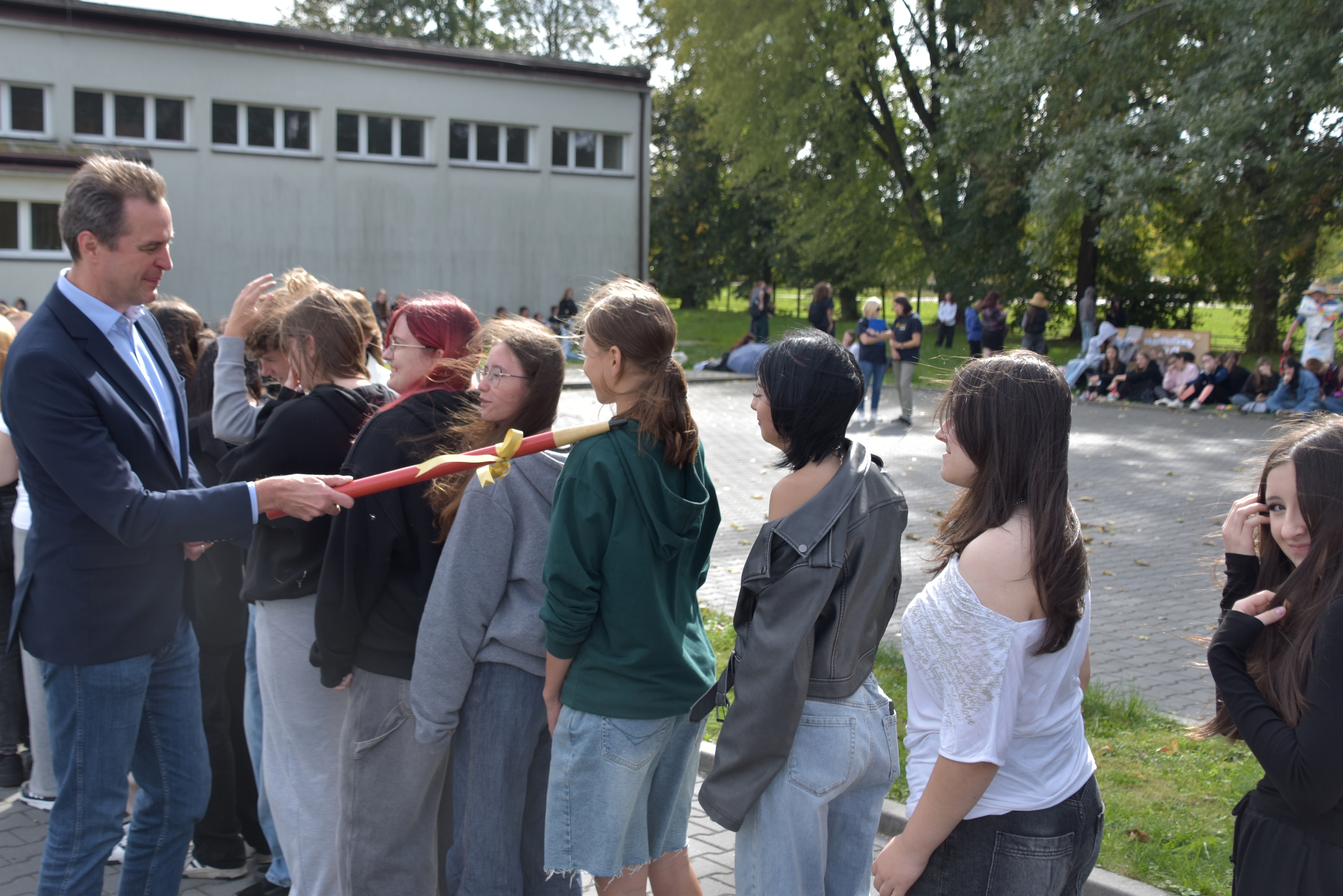 Starosta pasuje ołówkiem młodzież na pełnoprawnych uczniów Ekonomika