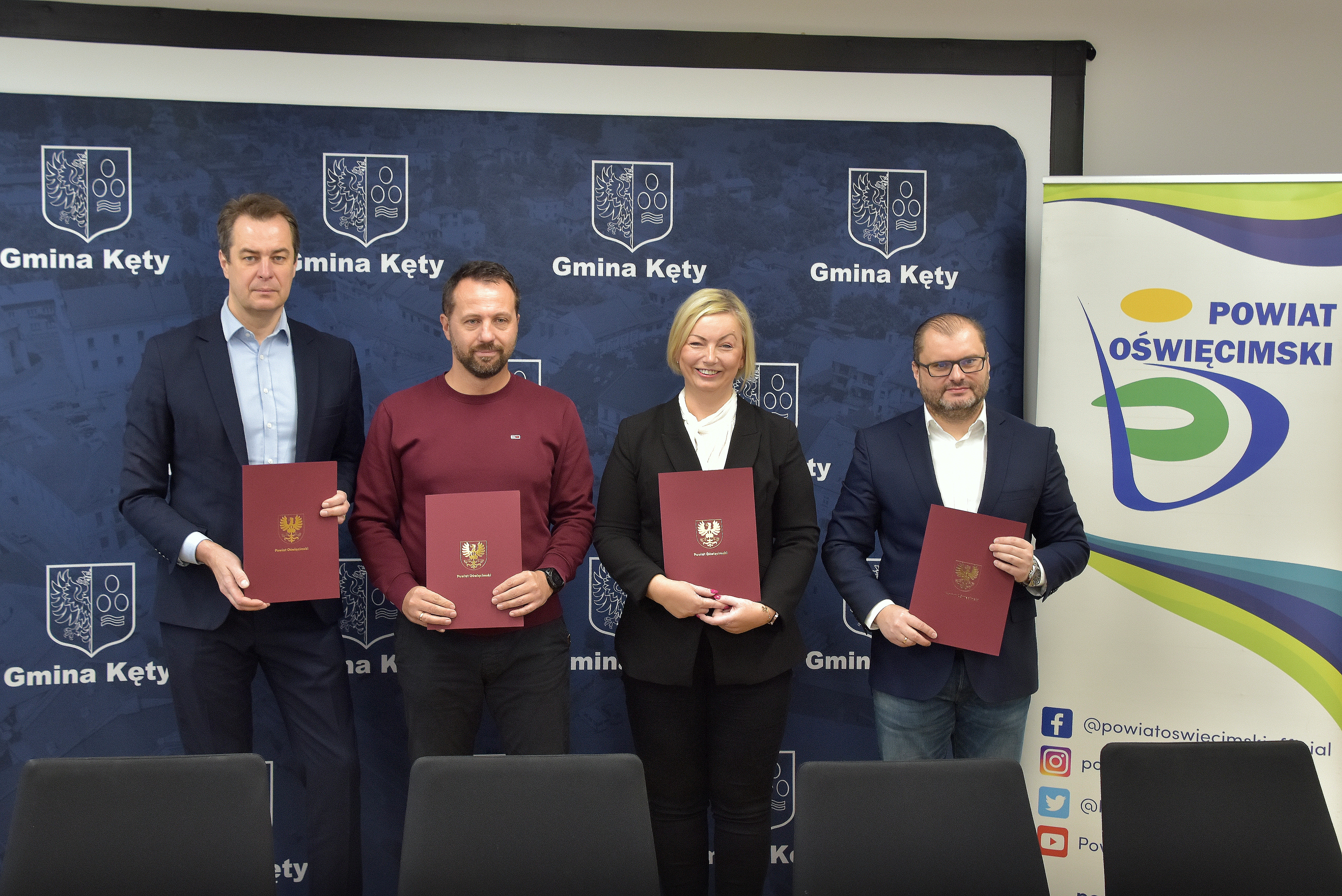 Pamiątkowe zdjęcie sygnatariuszy umowy 