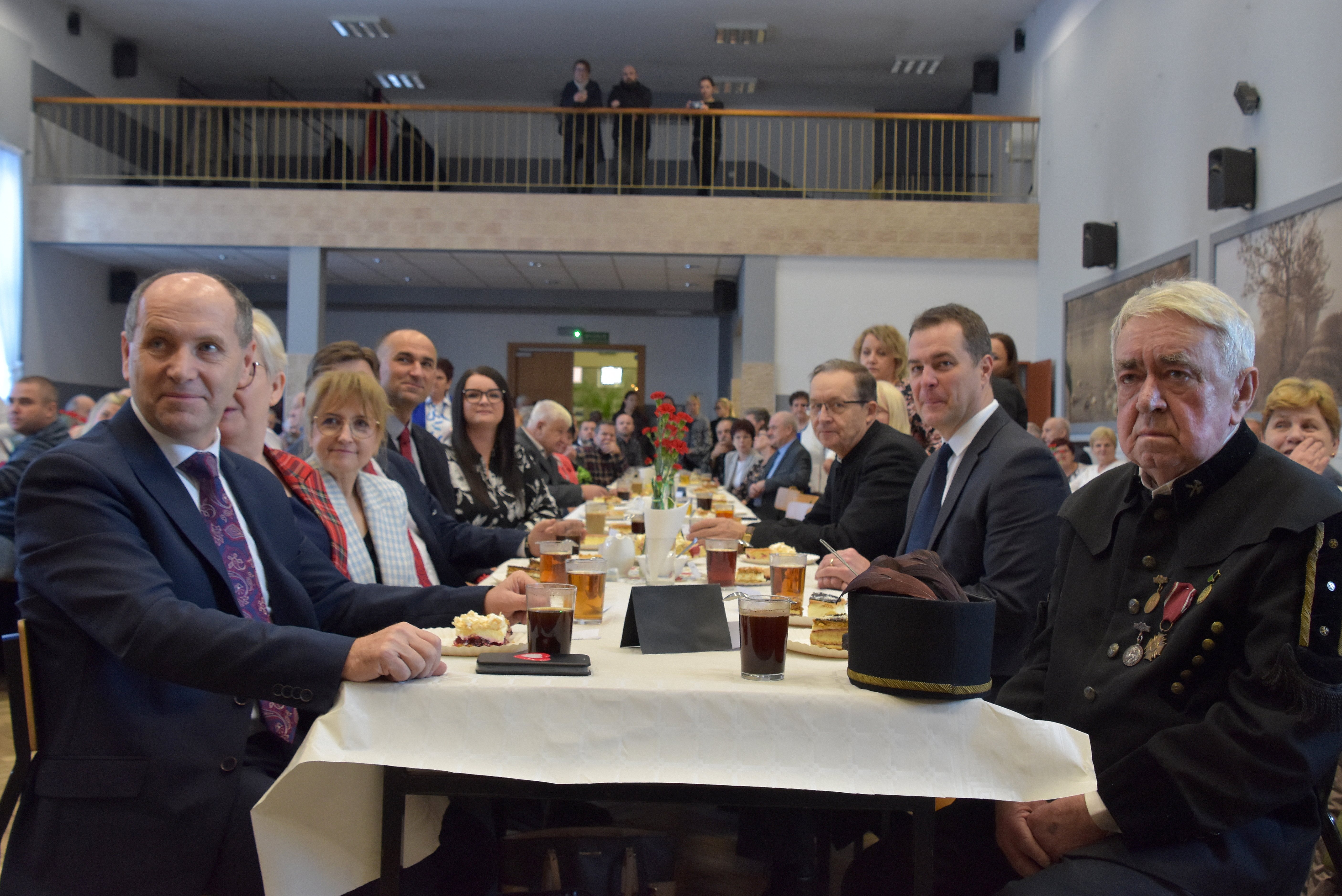 Młoda kobieta z rozpostartymi rękoma chwyta różne pomysły