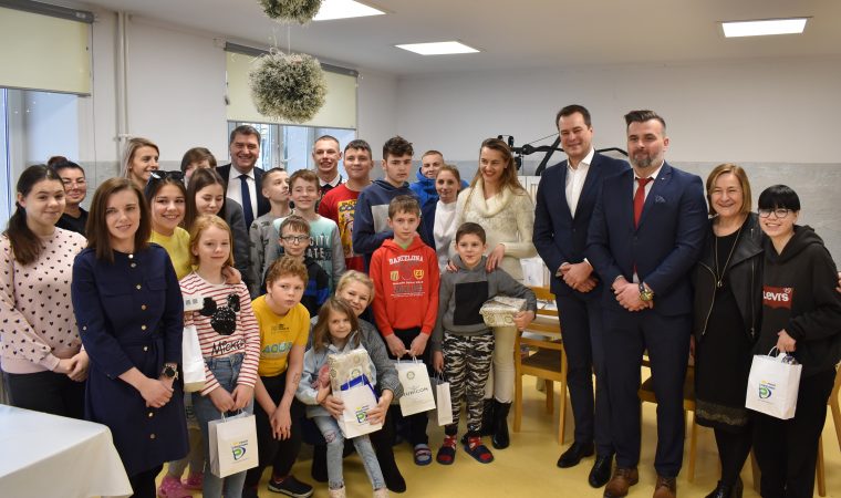 Grupa dorosłych i dzieci pozujących wspólnie do zdjęcia