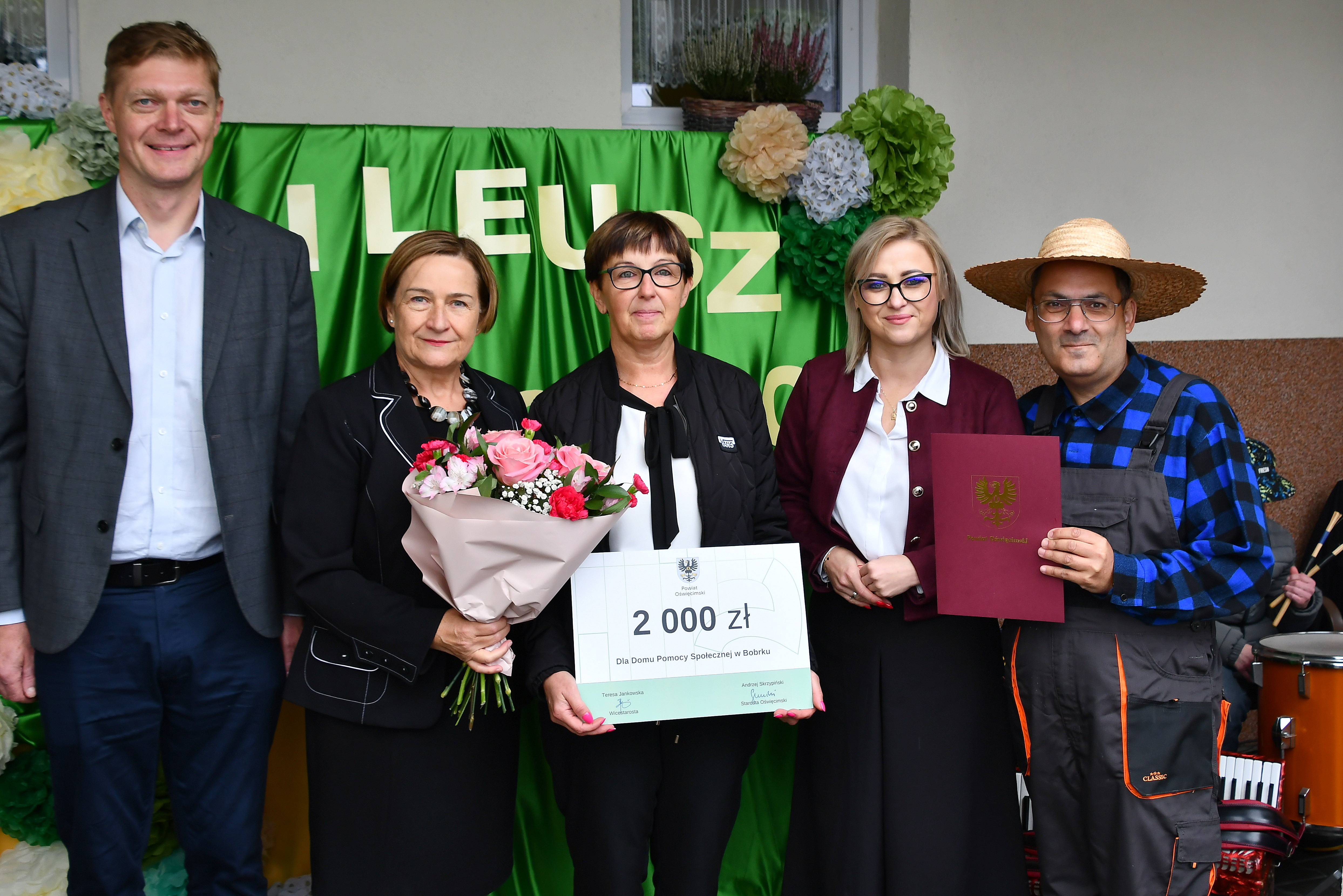 Pamiątkowe zdjęć władz Powiatu, dyrekcji placówki i użytkowników