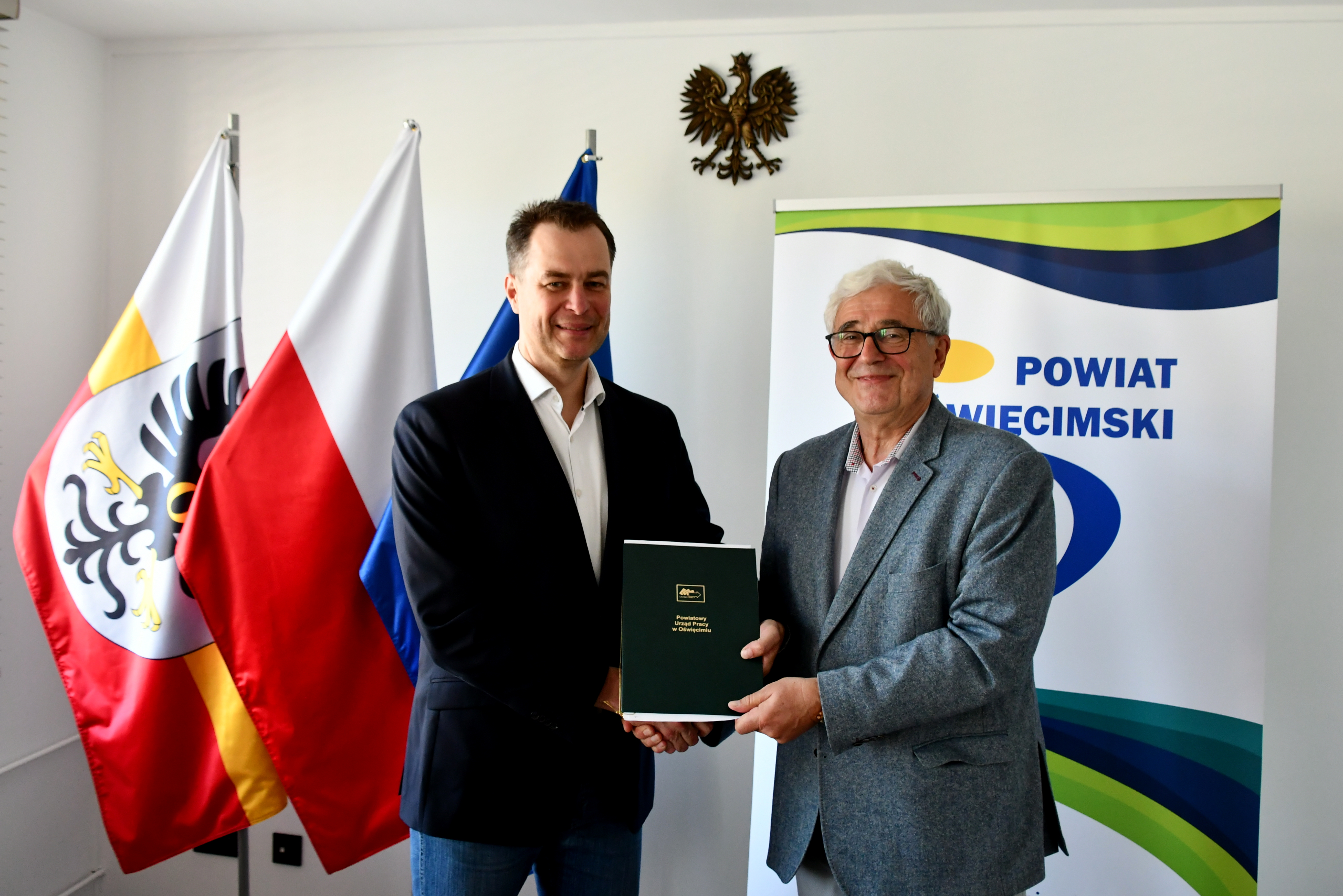 Starostwa i dyrektor PUP w Oświęcimiu trzymają wspólnie w ręku podpisaną umowę