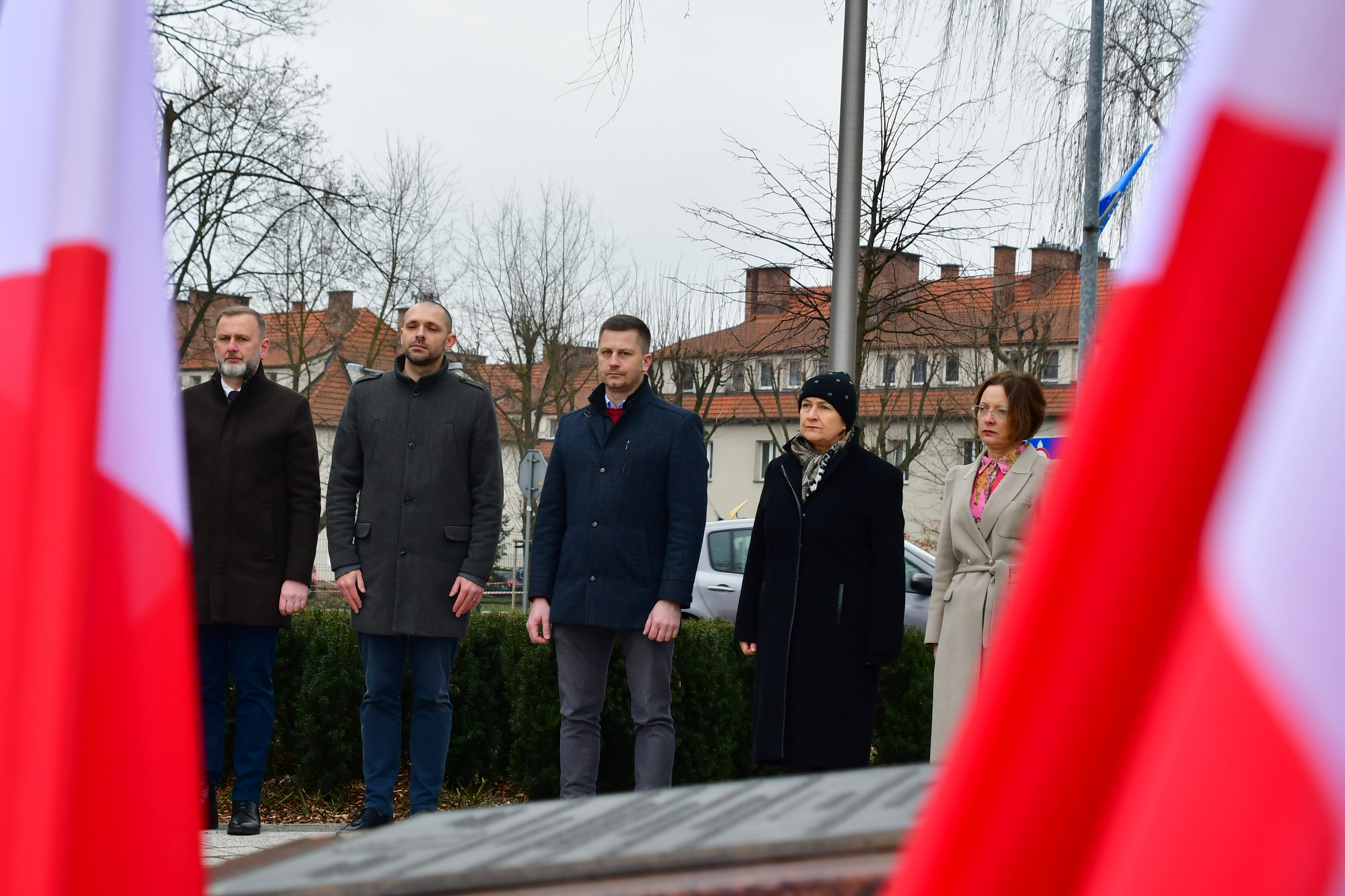 Uczestnicy uroczystości w Parku Zasole, na pierwszym planie biało-czerwone flagi