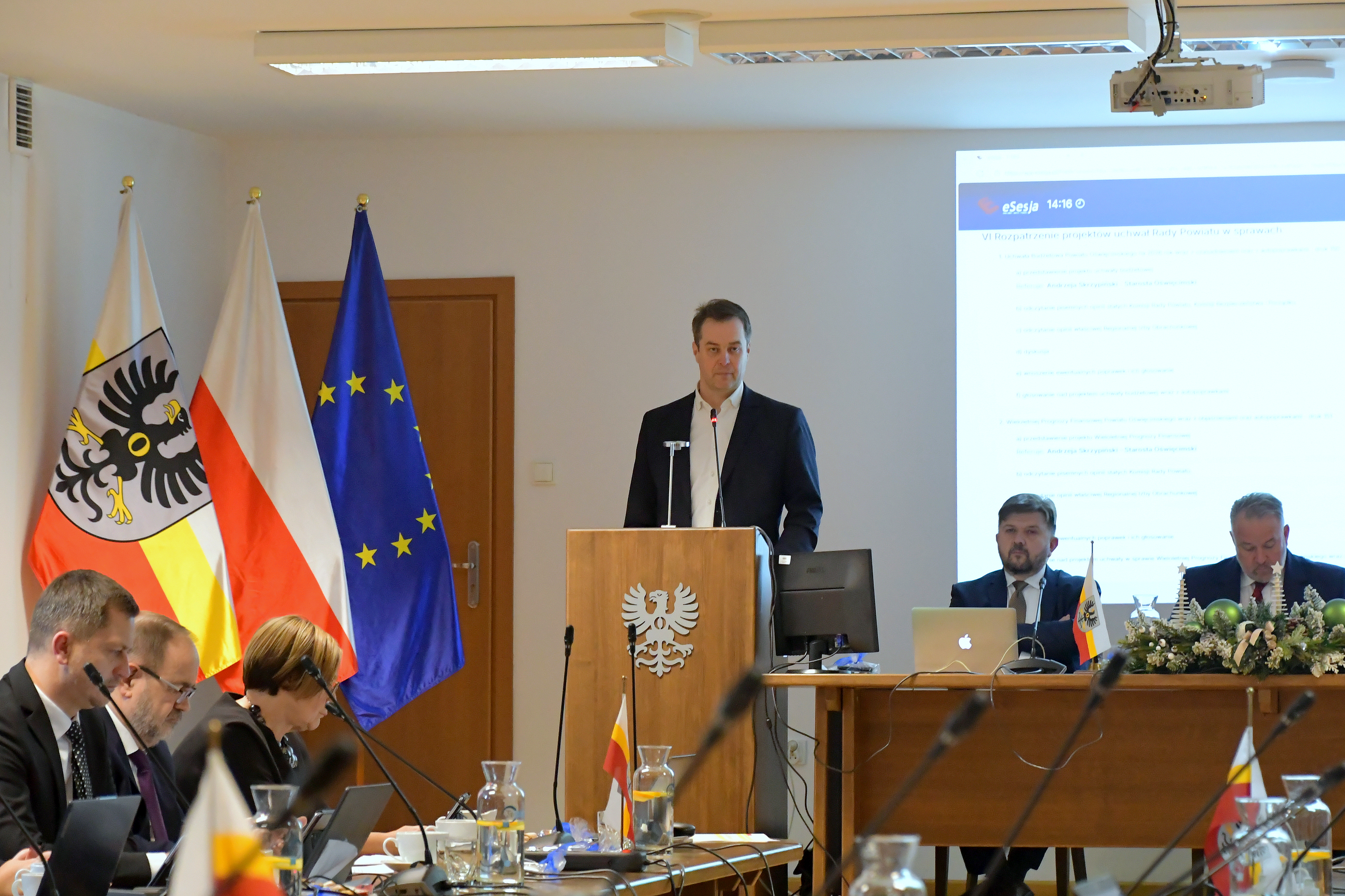 Starosta oświęcimski z wysokości mównicy przemawia do radnych