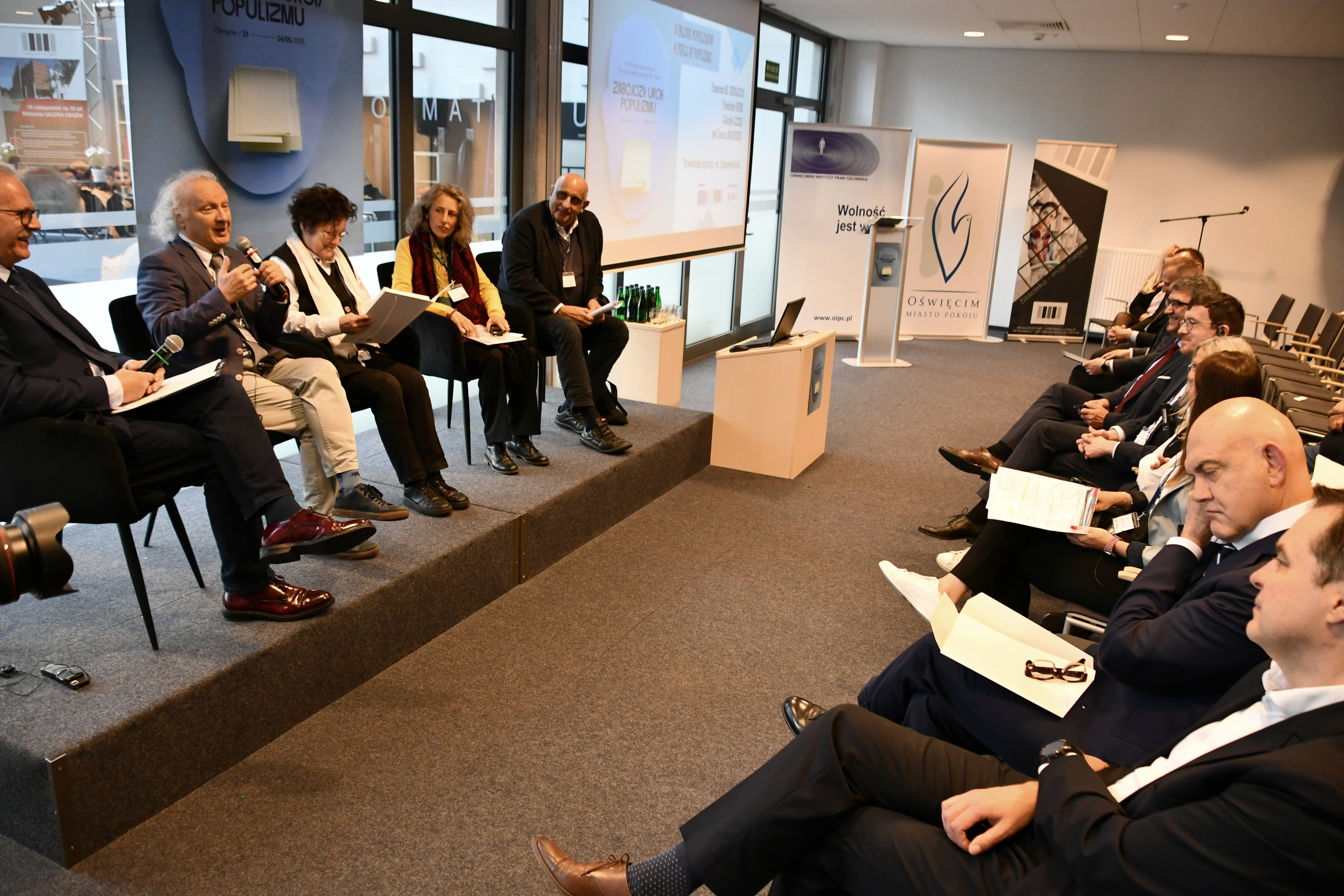 Paneliści i uczestnicy sesji w ramach VII Forum Oświęcimskiego