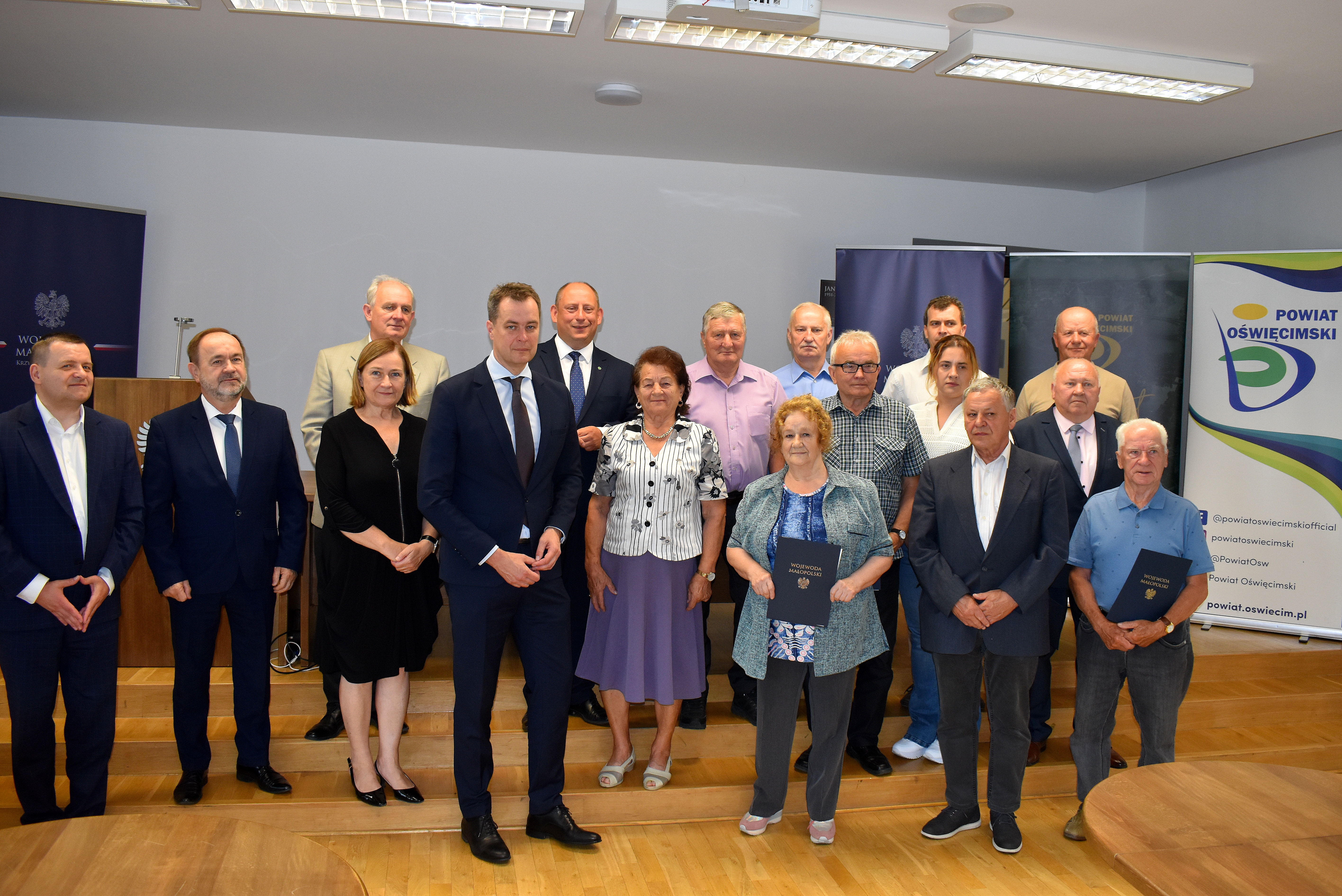 Pamiątkowe zdjęcia zarządzających spółkami wodnymi z włodarzami Małopolski i Powiatu w sali sesyjnej 