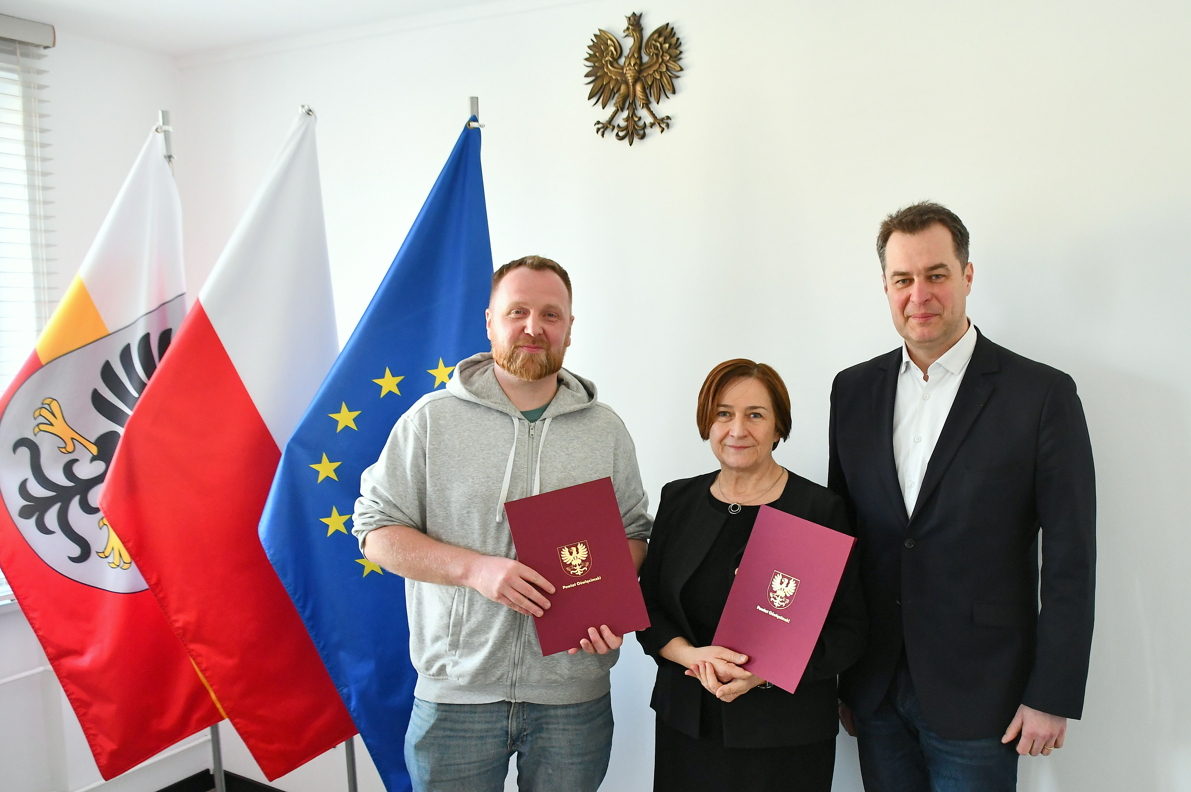 Pamiątkowe zdjęcie starosty, wicestarosty i szefa spółdzielni socjalnej z Chełmka