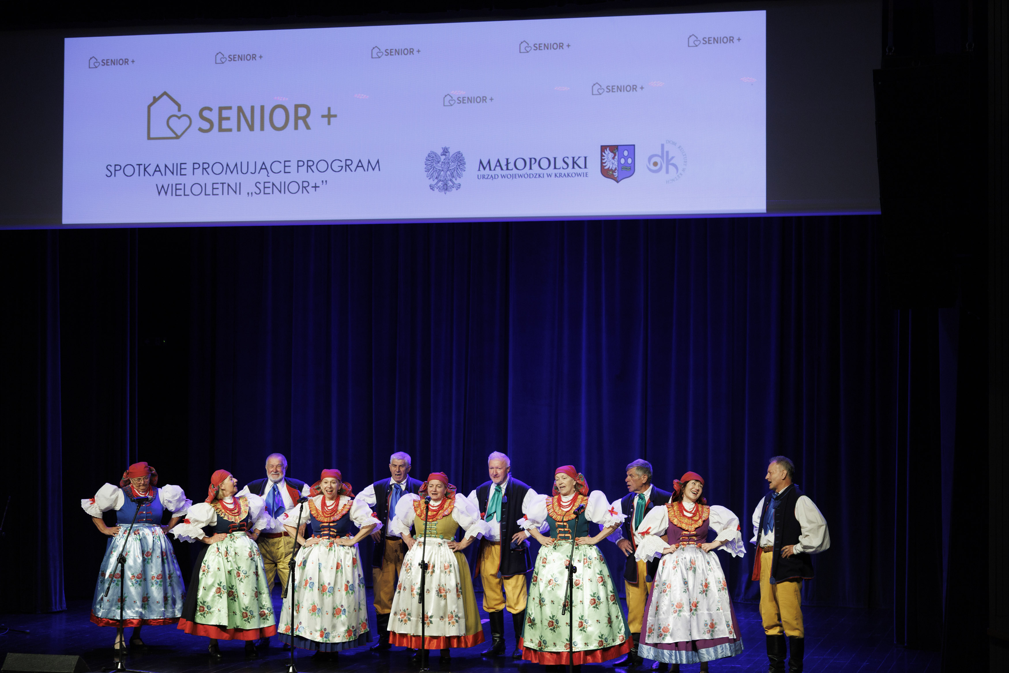 Występ seniorów na scenie Domu Kultury w Kętach