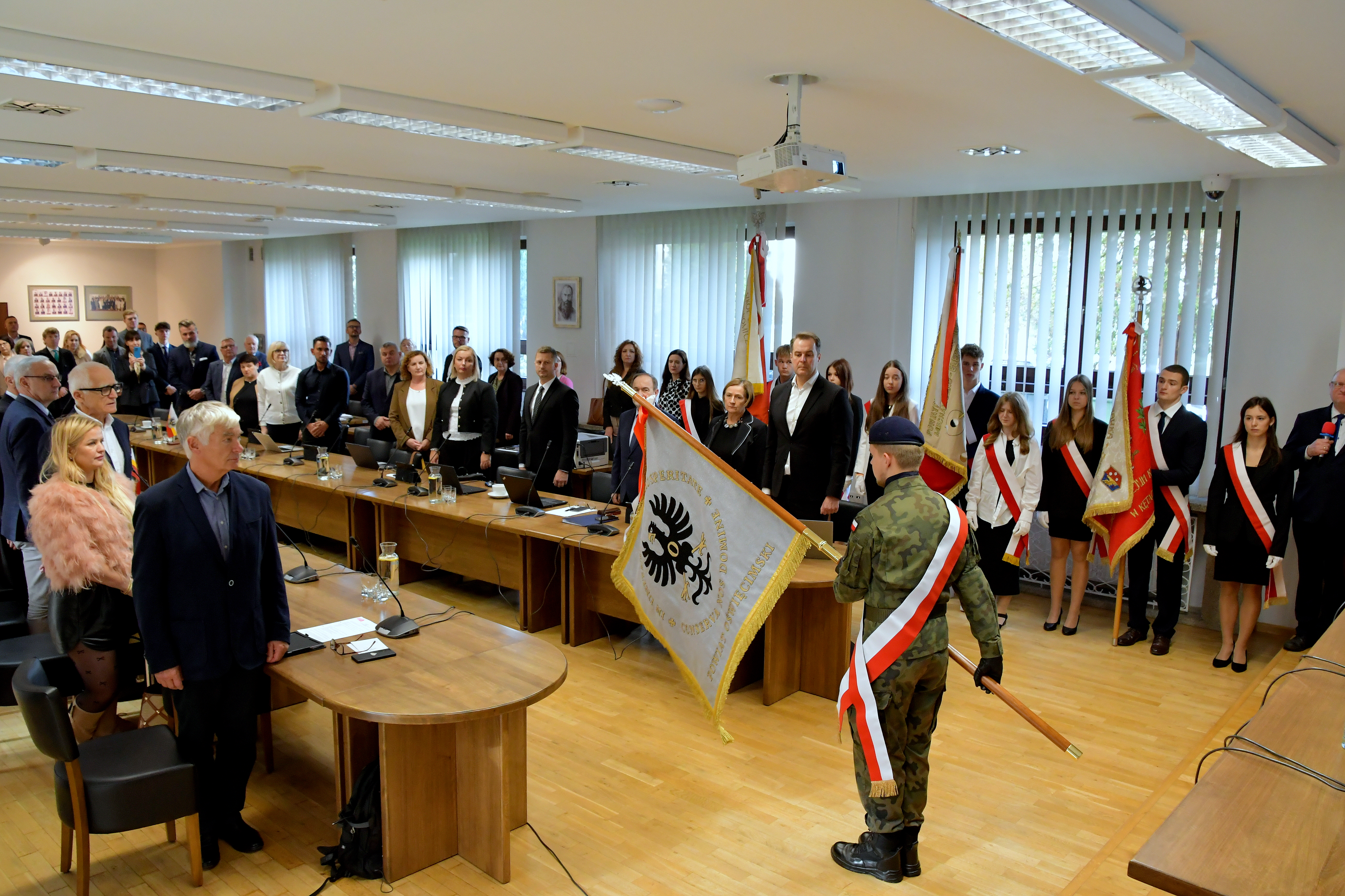 Na czerwonym tle biały napis Ważny Komunikat