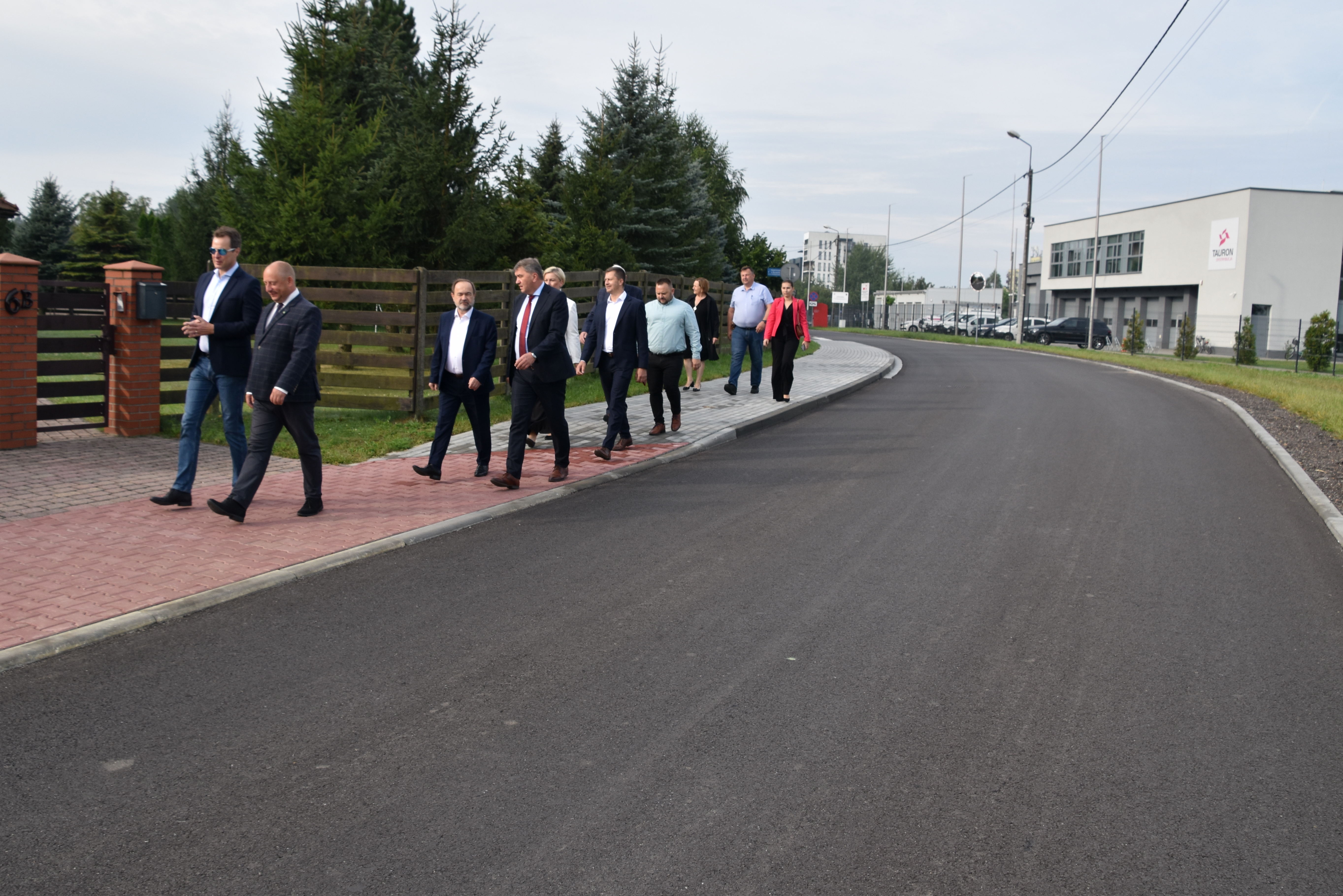 Włodarze idący wzdłuż świeżo przebudowanej ulicy Wysokie Brzegi