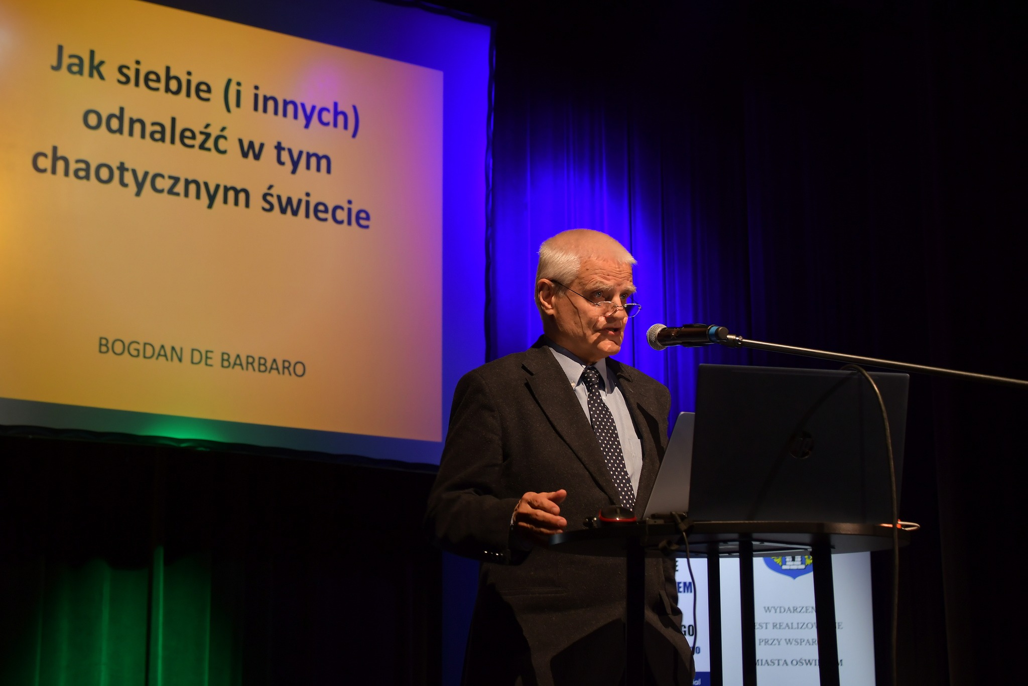 Profesor Bogdan de Barbaro przemawia na scenie OCK