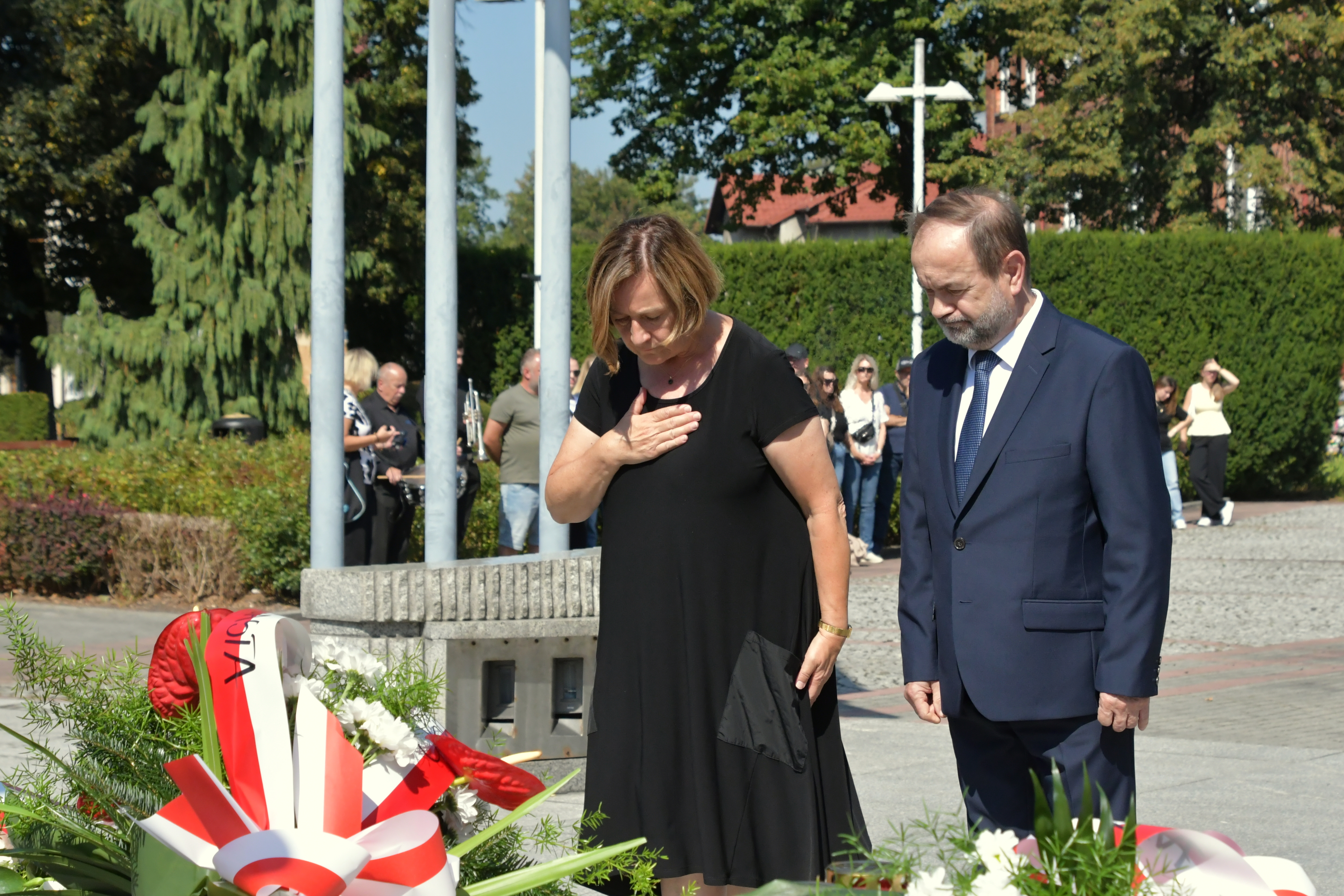 Hołd ofiarom II wojny światowej przed Grobem Nieznanego Żołnierza w Oświęcimiu składają włodarze Powiatu
