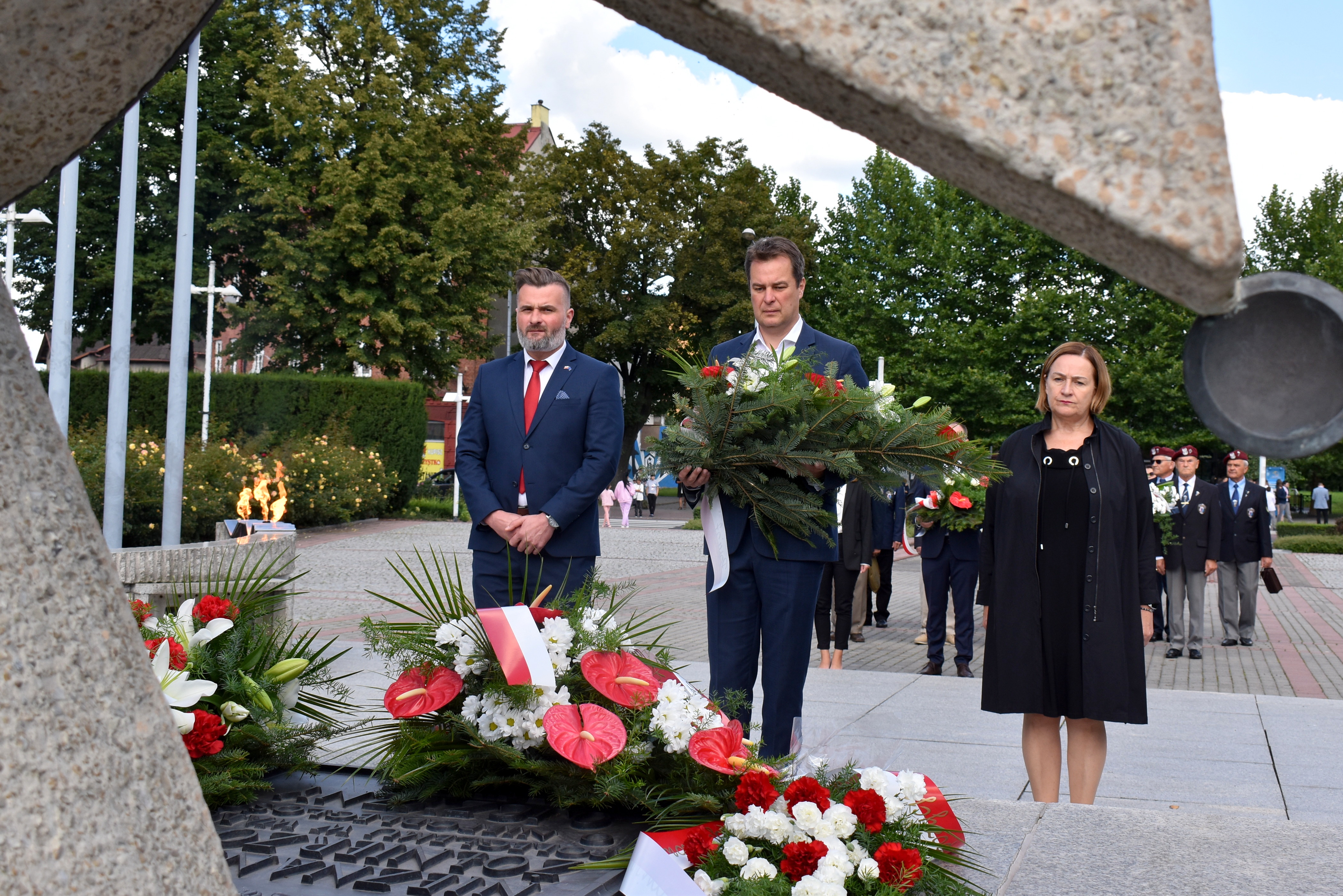 Starosta, wicestarosta i członkini zarządu powiatu oddają hołd pomordowanym przed Grobem Nieznanego Żołnierza w Oświęcimiu.