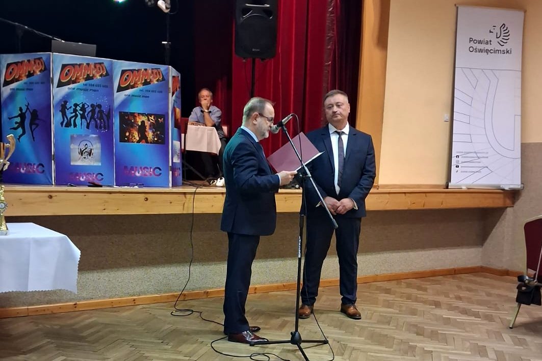 Członek zarządu powiatu odczytał list gratulacyjny adresowany do prezesa oddziału hodowców gołębi