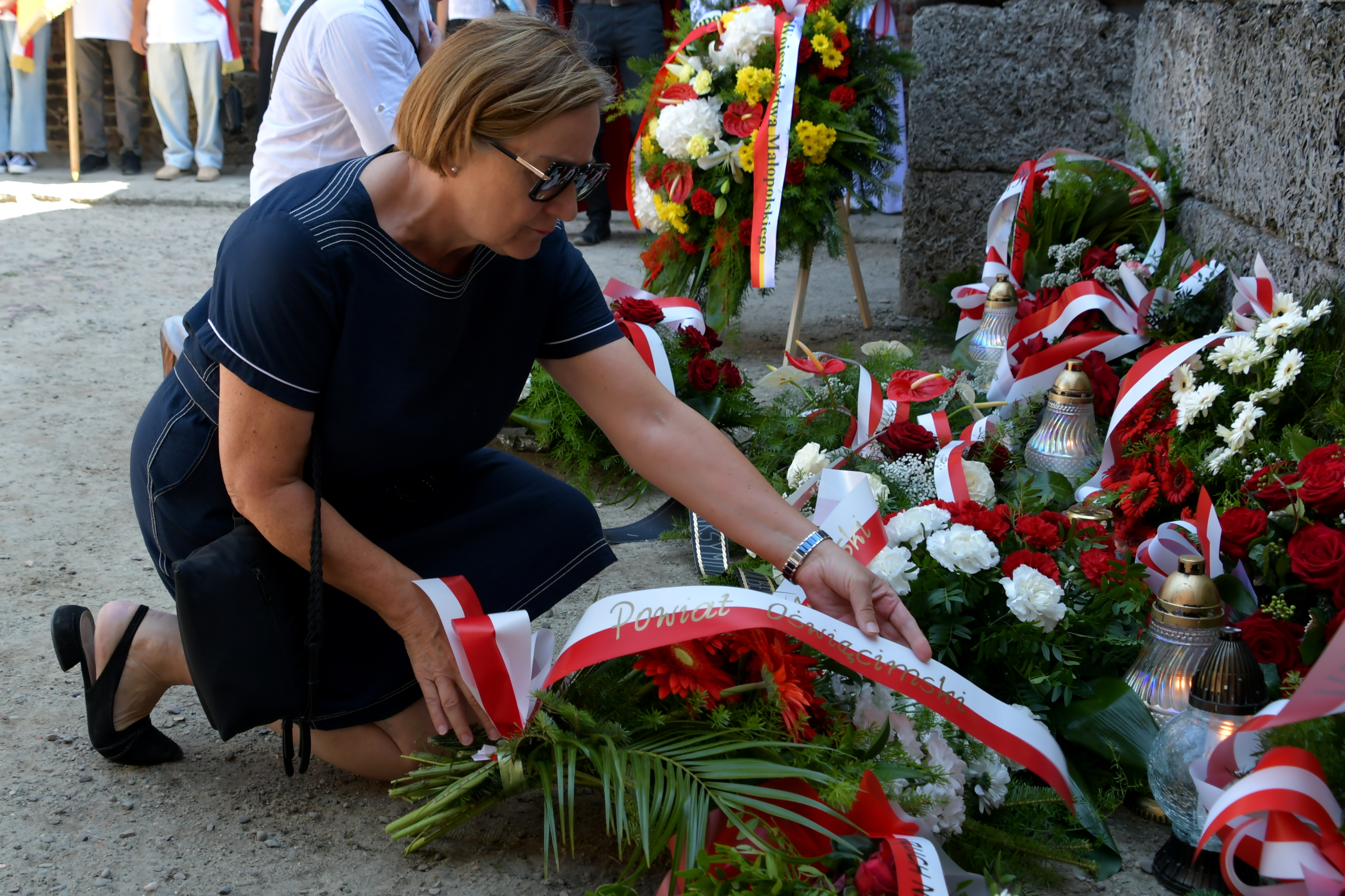 Wicestarosta składa kwiaty pod Ścianą Śmierci KL Auschwitz