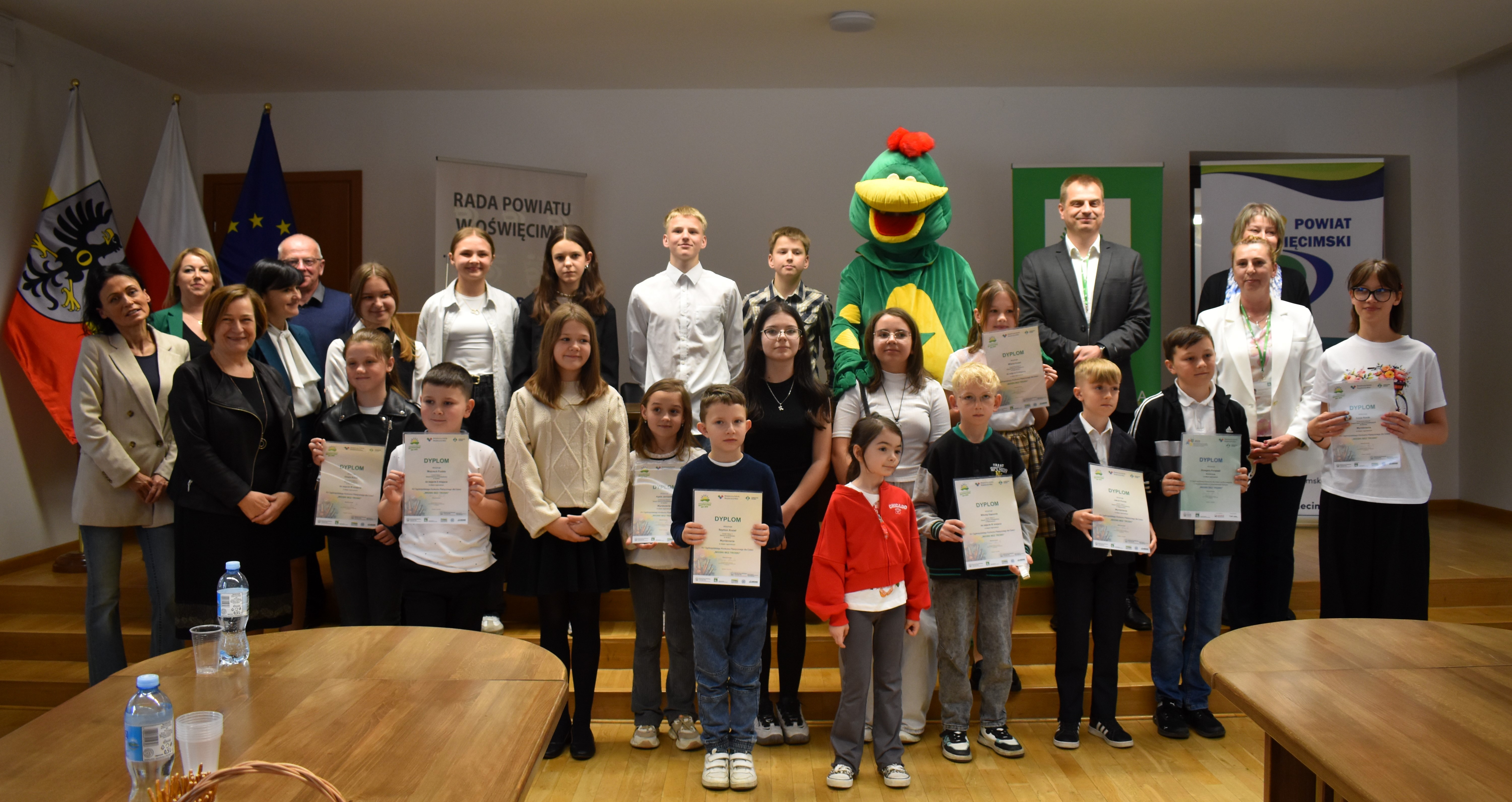 Pamiątkowe zdjęcia laureatów konkursu wraz z organizatorami
