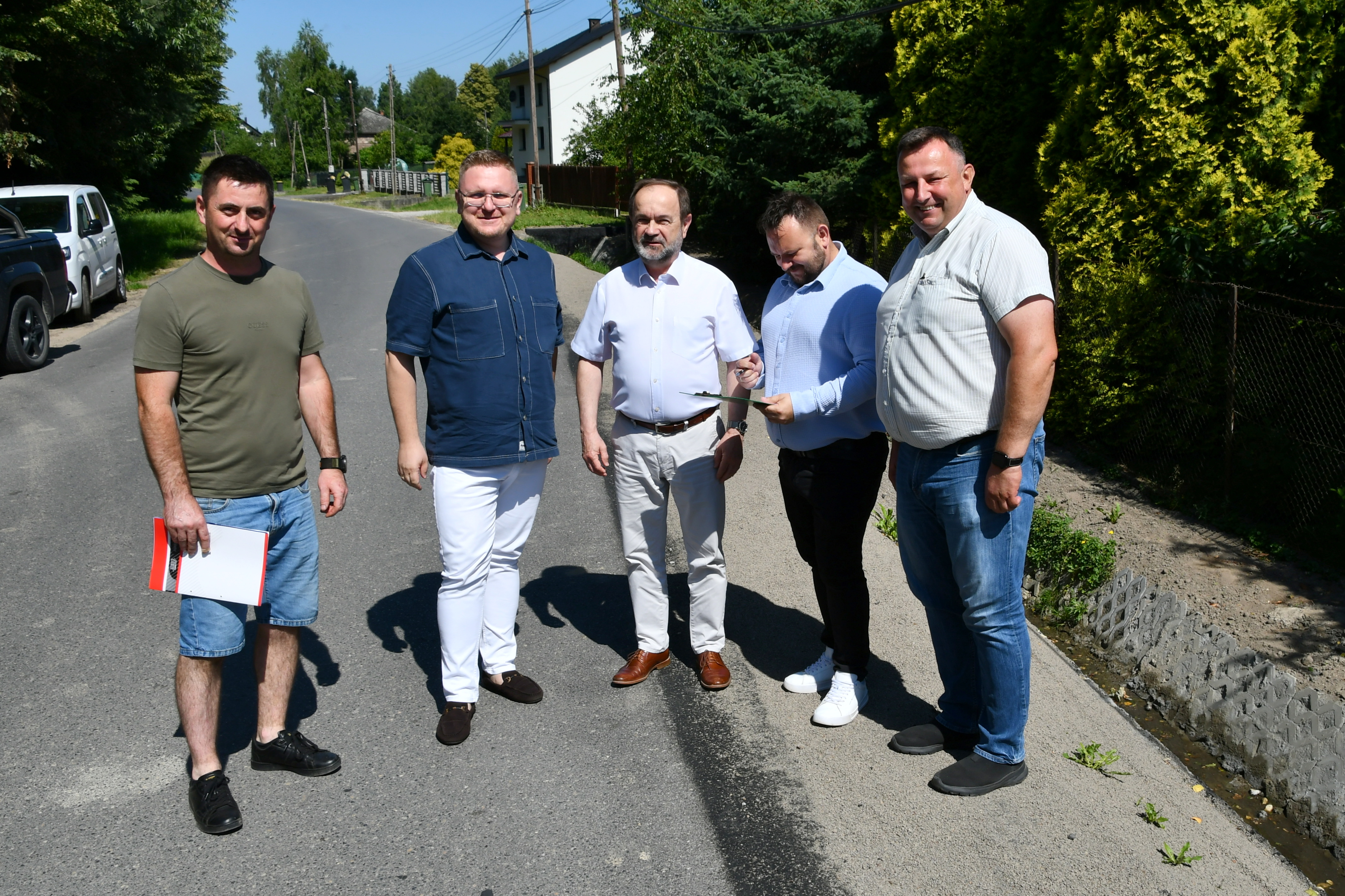 Na zdjęciu obecni przy odbiorze przepustu przedstawiciele Powiatu Oświęcimskiego, Gminy Osiek i właściciel firmy