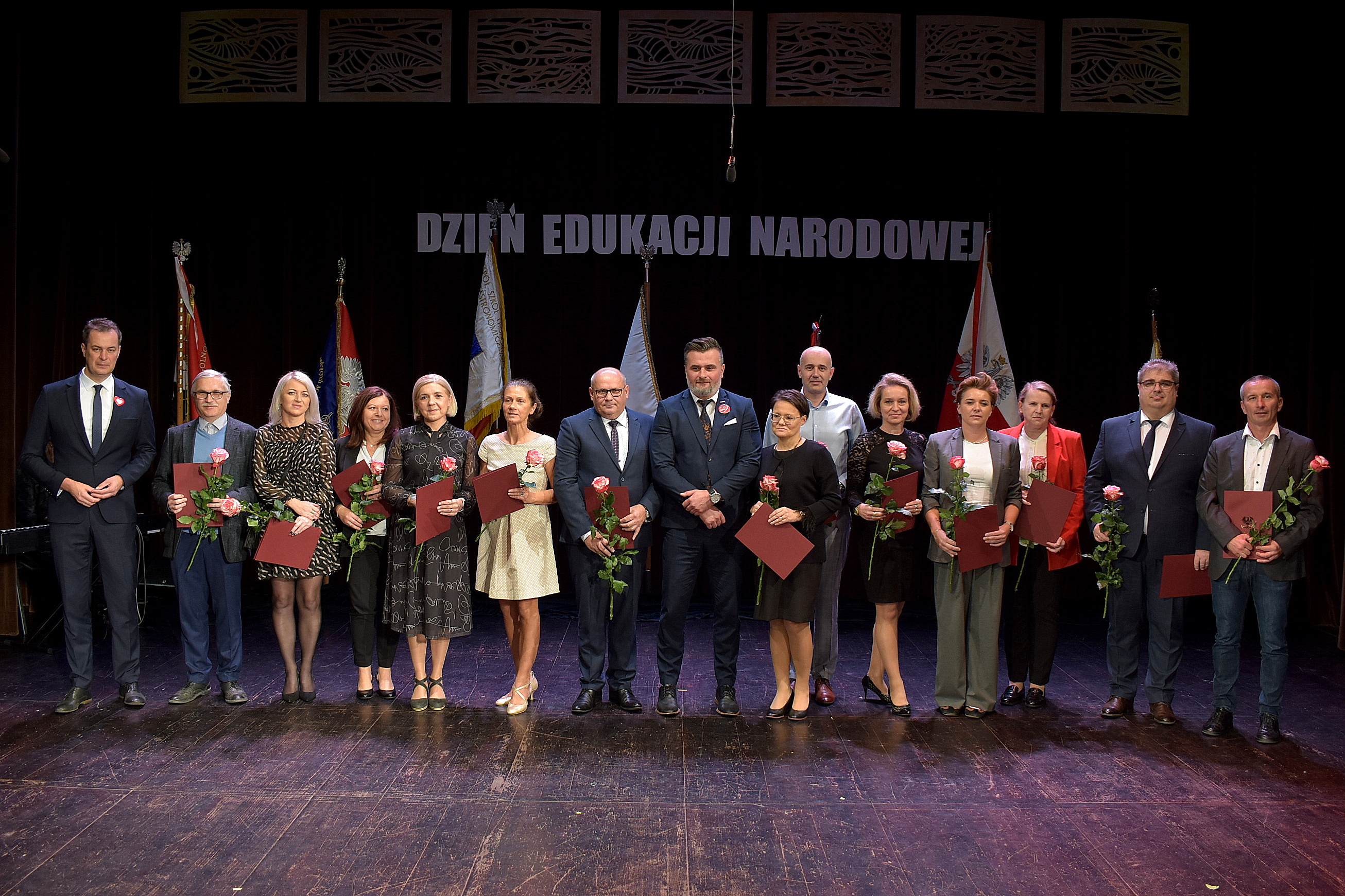 pamiątkowe zdjęcie włodarzy Powiatu i nagrodzonych pedagogów