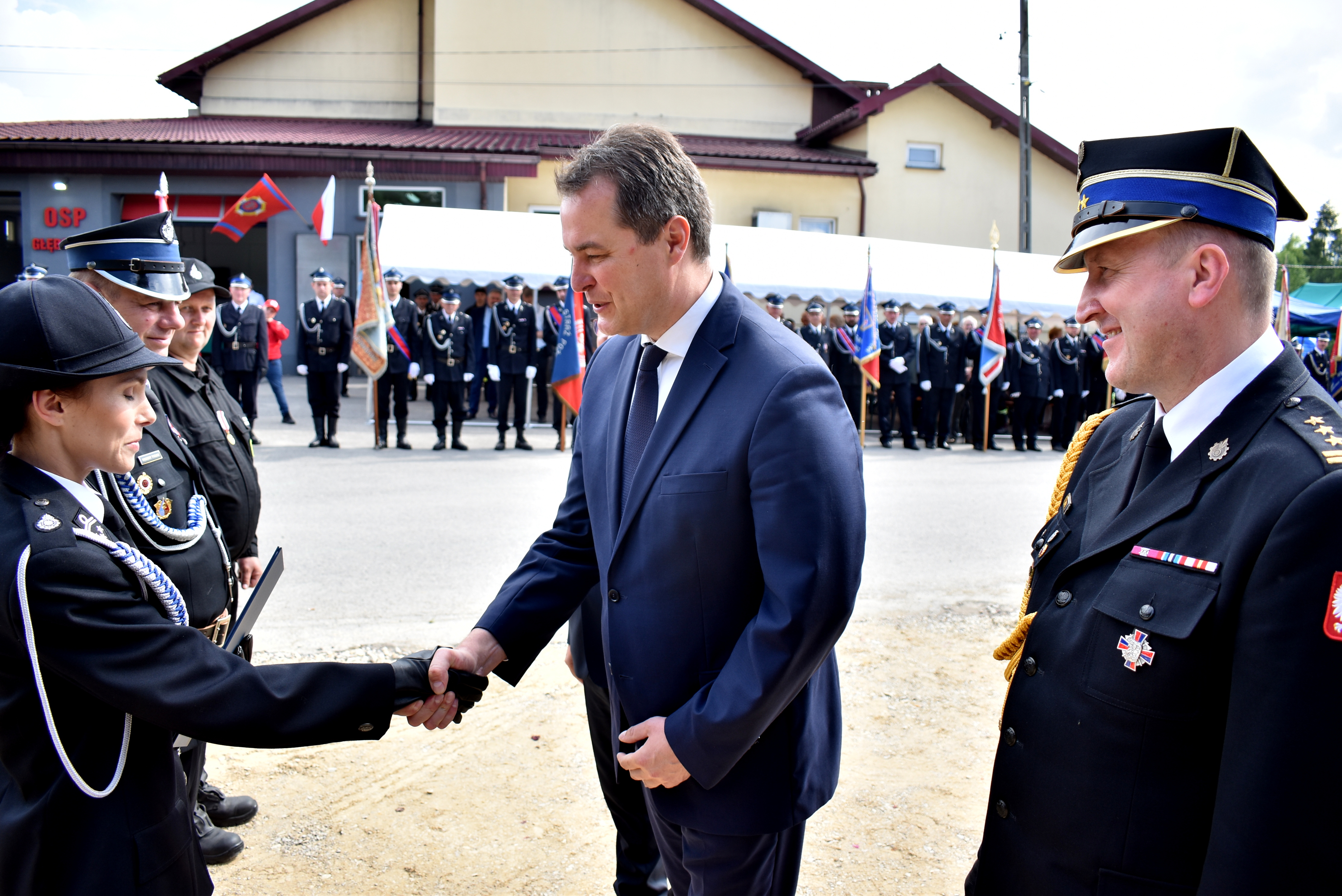 Starosta składa gratulacje na ręce pani prezes OSP w Głębowicach