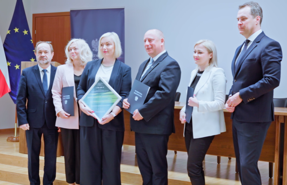 Przedstawiciele Powiatu Oświęcimskiego z Wojewodą Małopolskim w sali sesyjnej
