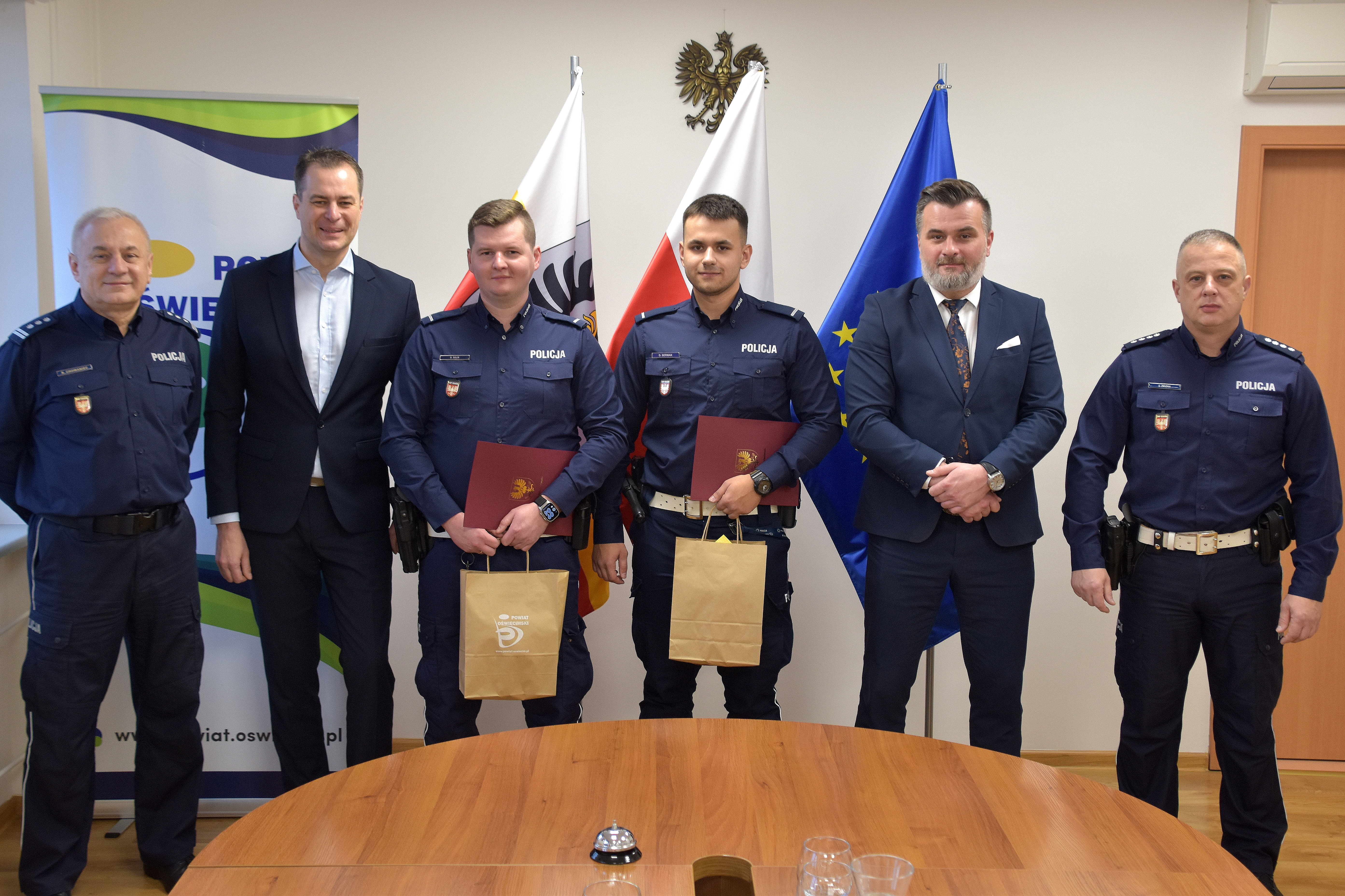 Pamiątkowe zdjęcie starostów z nagrodzonymi policjantami i ich przełożonymi