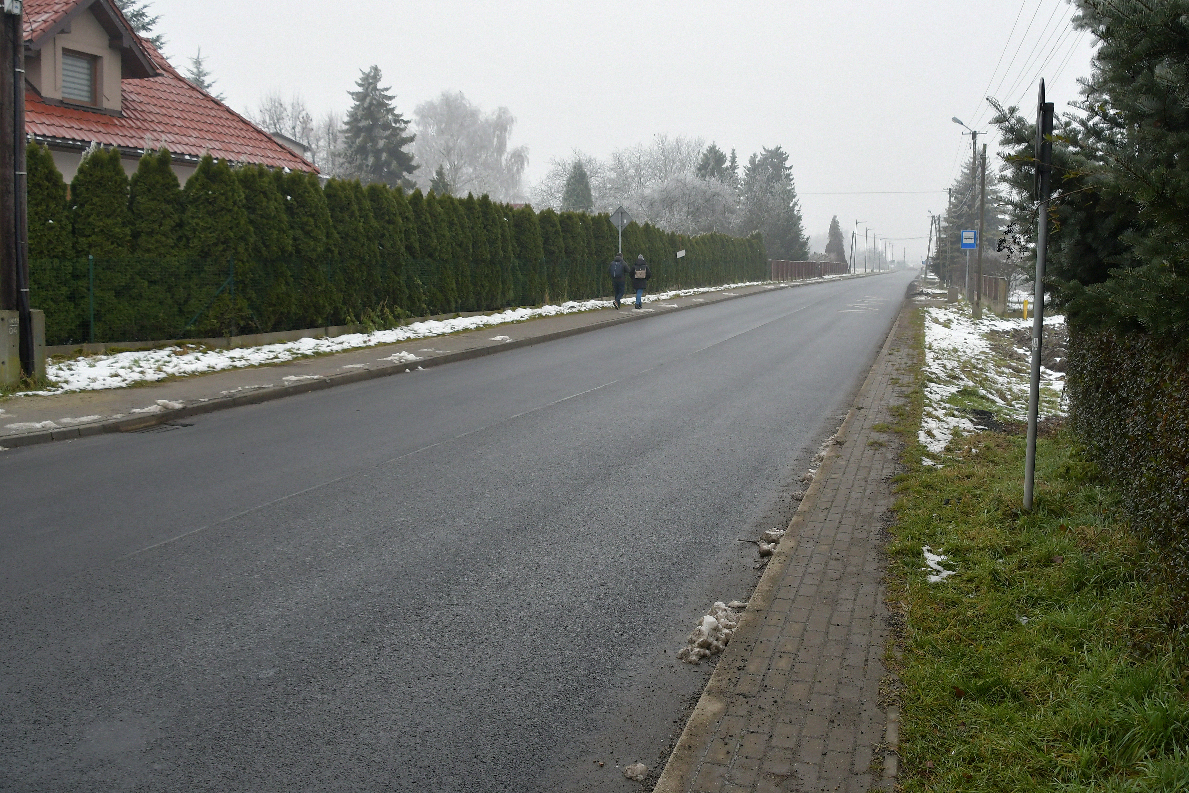Widok na zmodernizowaną drogę powiatową w Brzezince