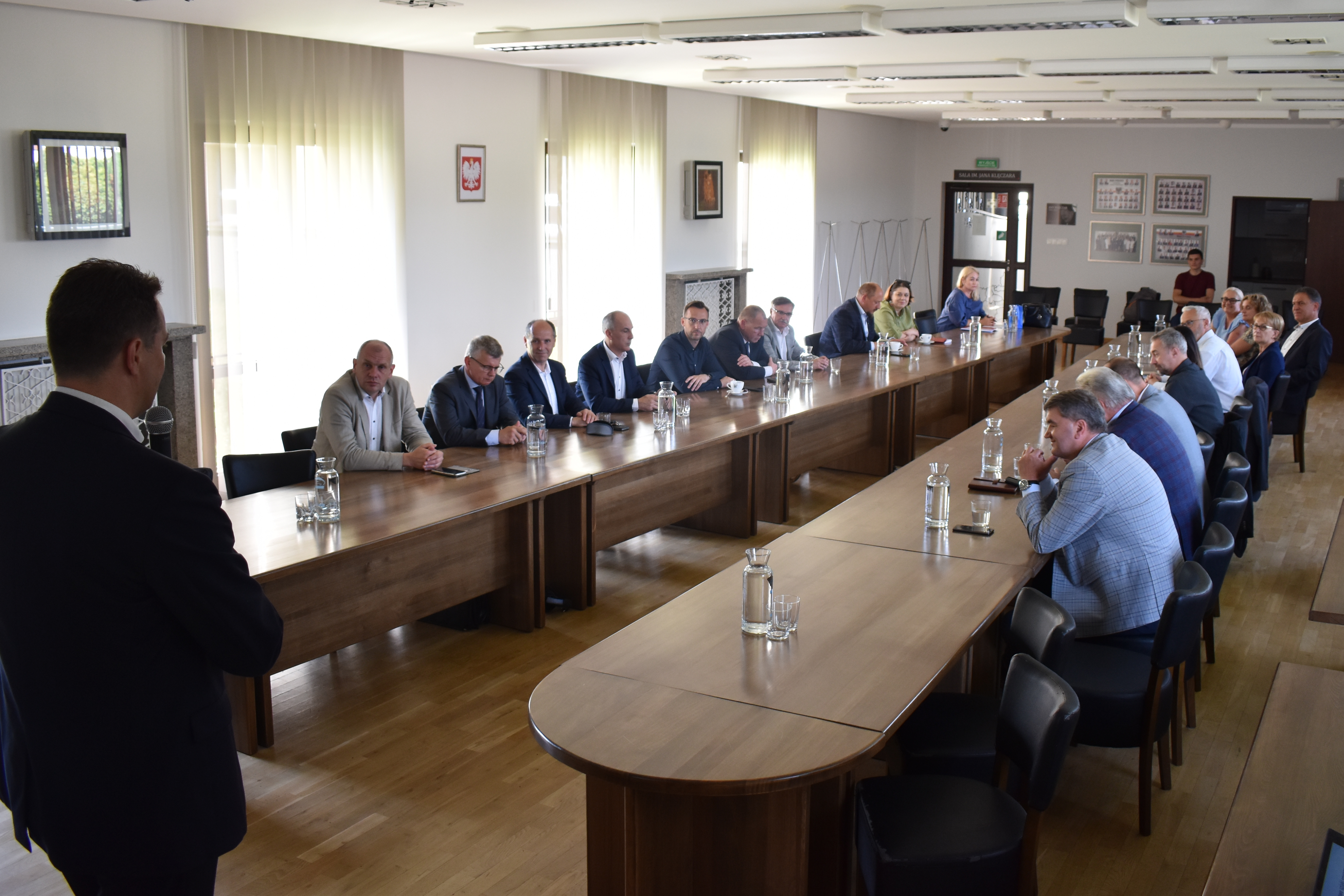 Do zebranych w sali sesyjnej przemawia starosta oświęcimski
