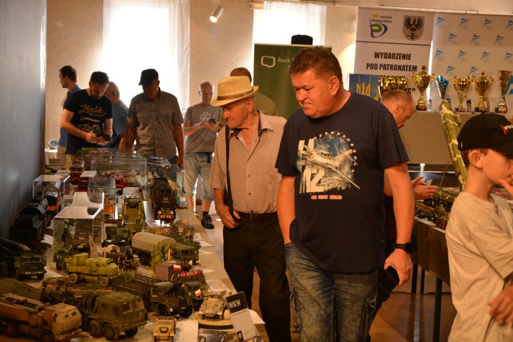 Widok na salę pełną modeli
