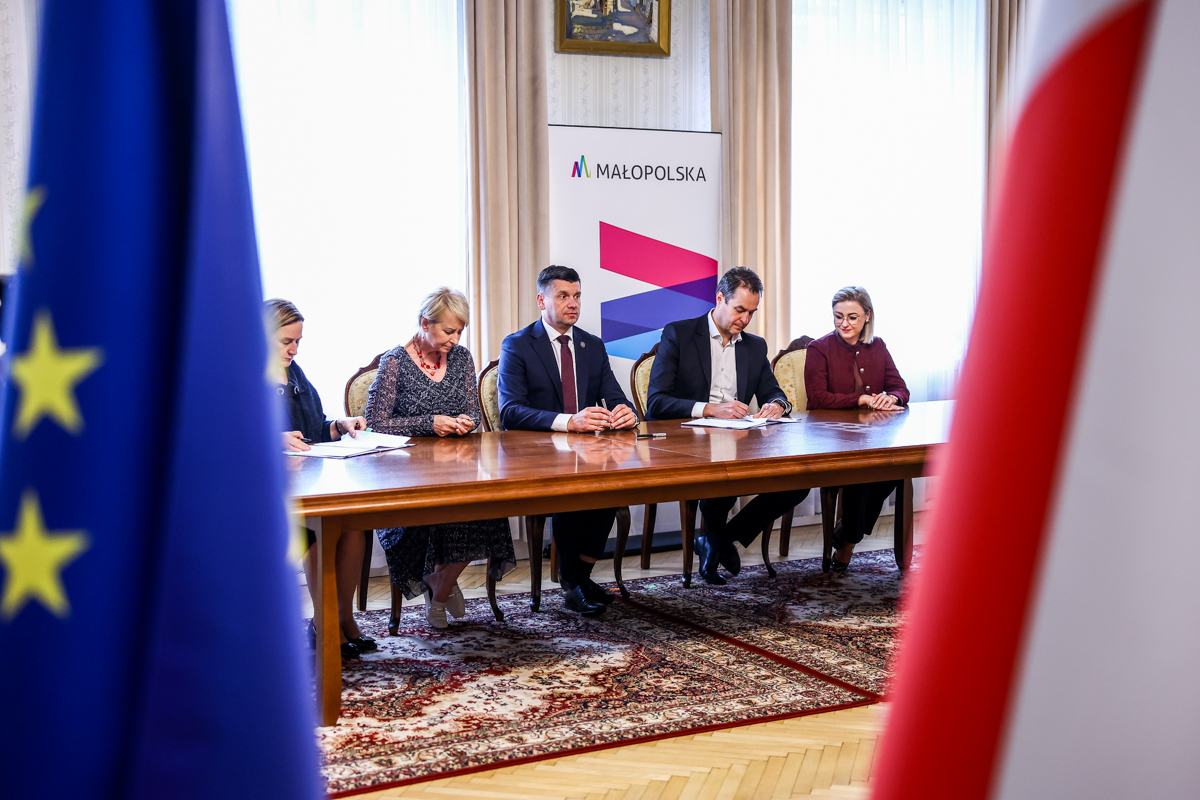 Plakat promujący konferencję z wykazem gości i tematyką wykładów