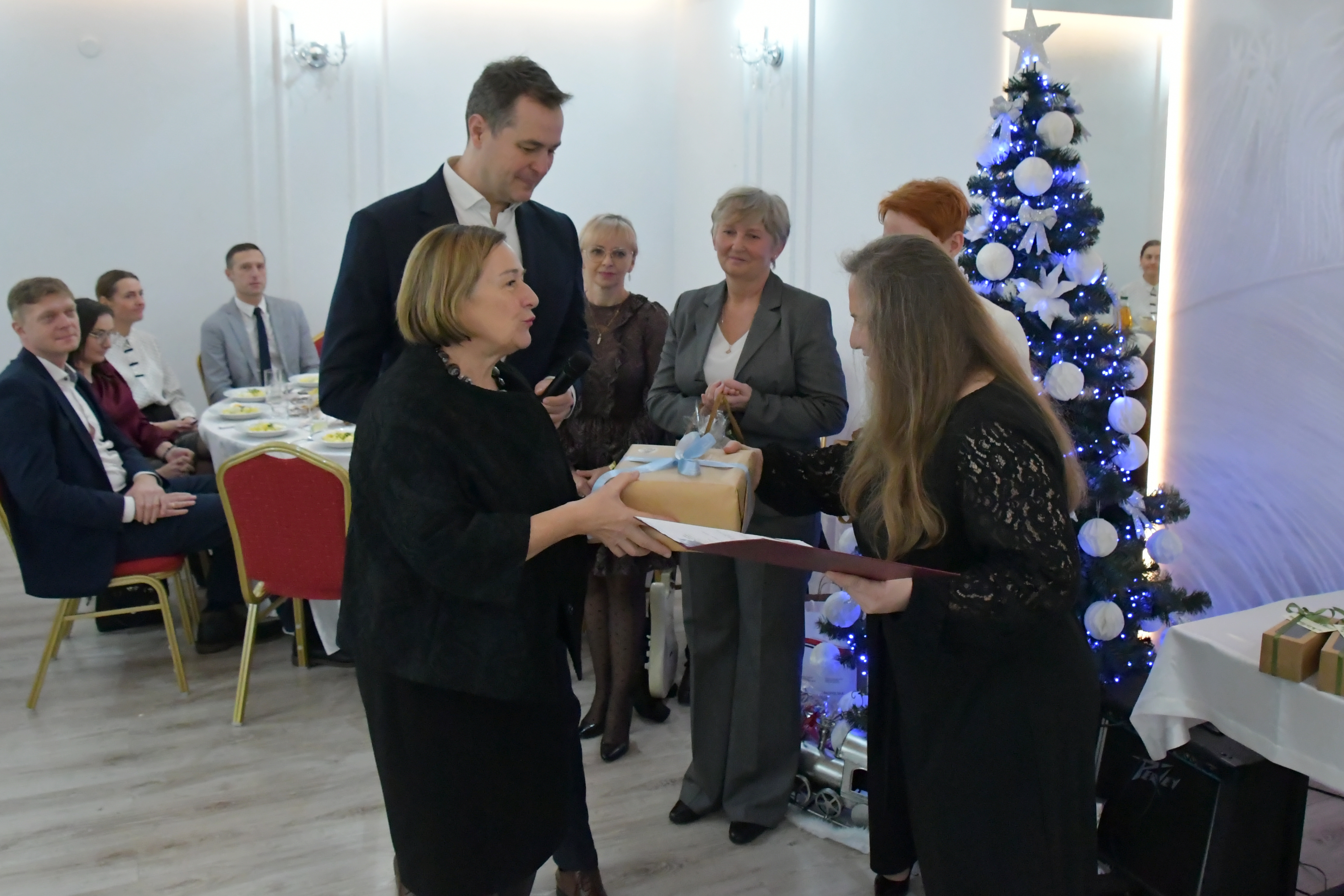 Starosta i wicestarosta składają życzenia kierowniczce WTZ w Chełmku