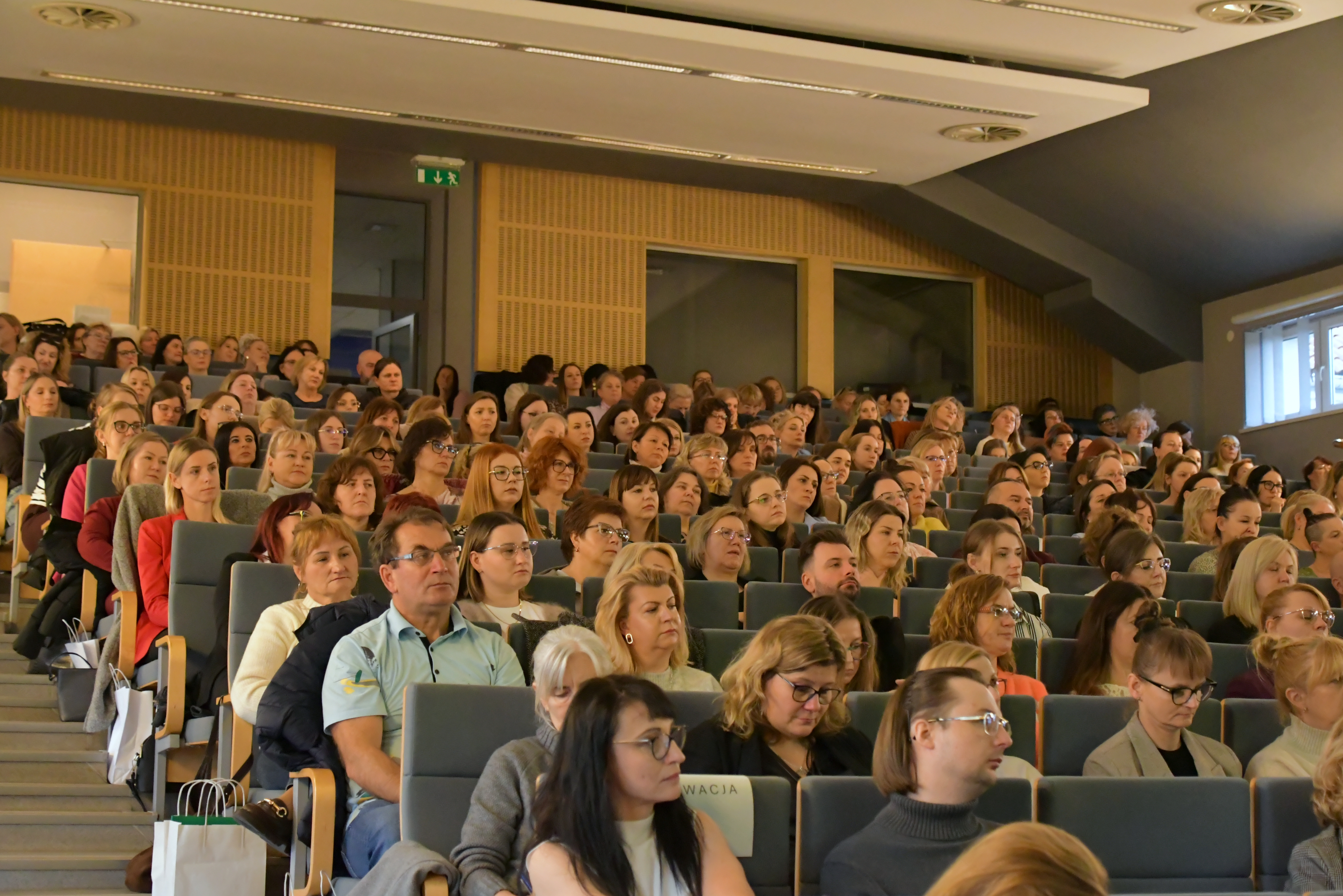 Uczestnicy konferencji w auli oświęcimskiej uczelni