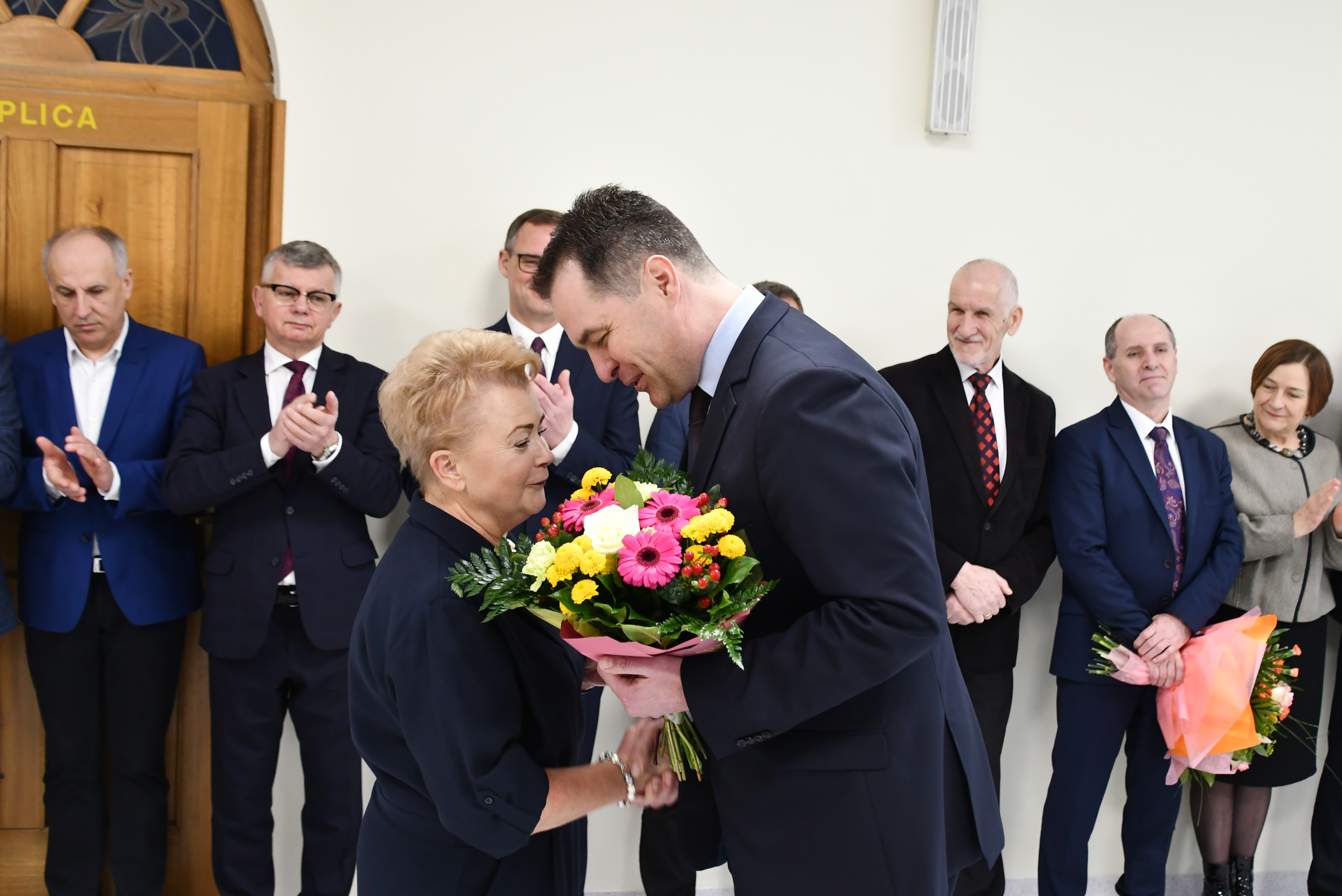 Starosta wręcza kwiaty ordynatorce oddziału dziecięcego