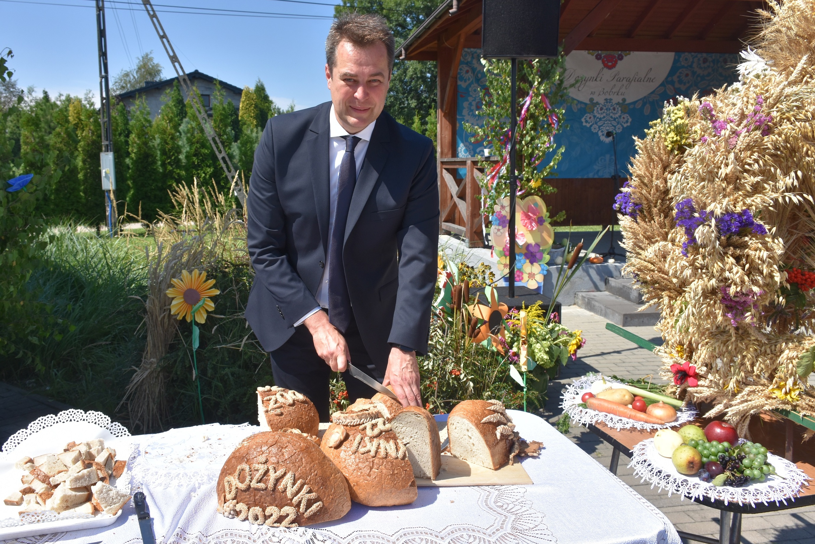 Starosta oświęcimski z bochnem chleba na dożynkach w Bobrku.