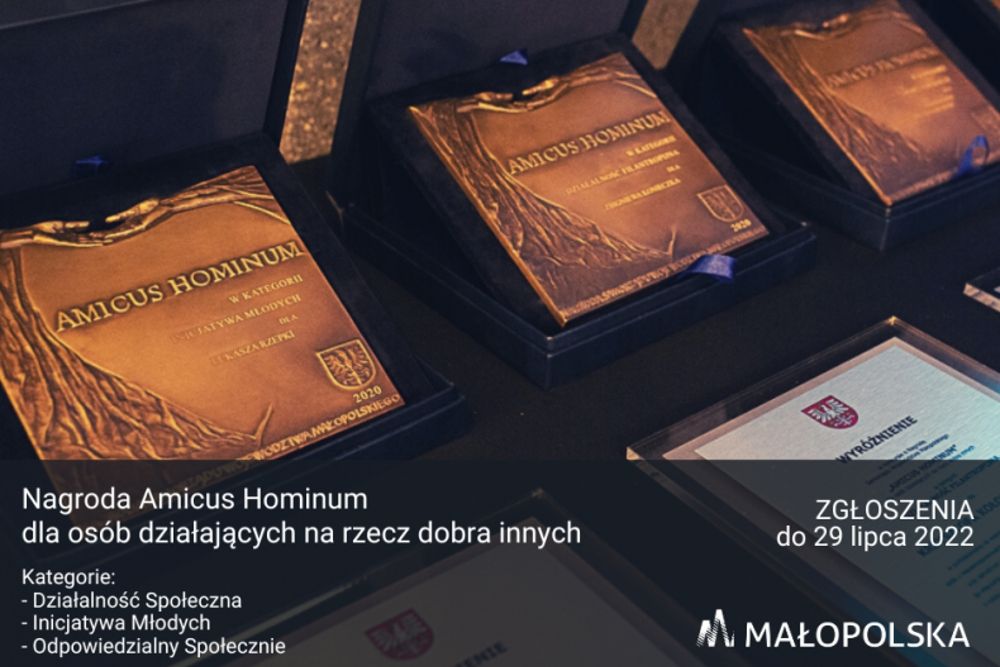 Tło grafiki wypełniają statuetki Nagrody Amicus Hominum. Z lewej strony u dołu napis: Nagroda Amicus Hominum dla osób działających na rzecz dobra innych. Kategorie: działalność społeczna, inicjatywa młodych, odpowiedzialny społecznie. Z prawej strony u dołu napis: zgłoszenia do 29 lipca 2022 roku i logo z napisem Małopolska. 