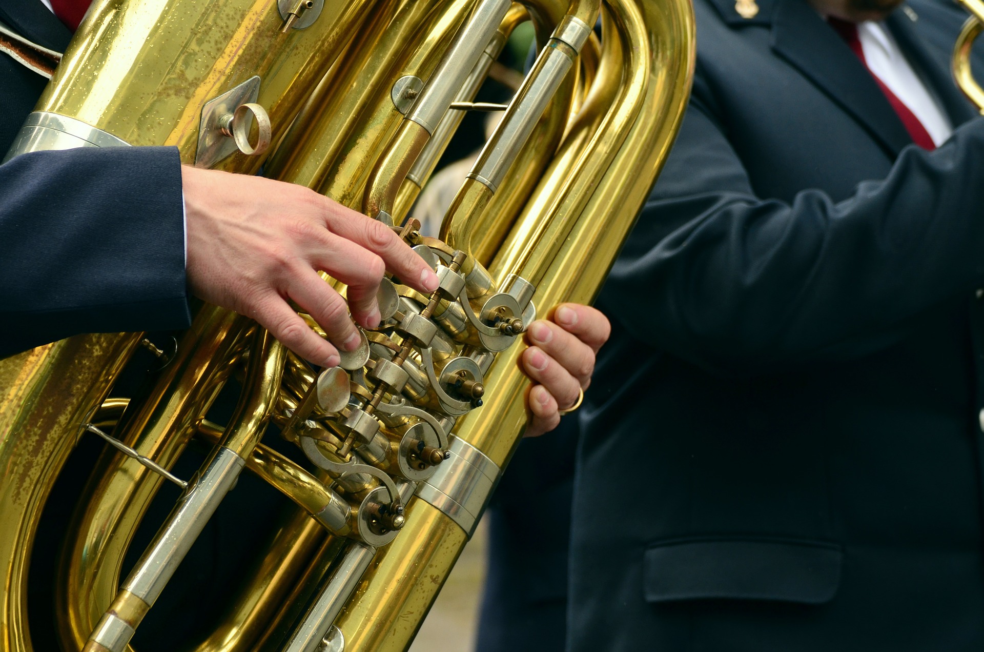Fragment instrumentu muzycznego. trąby w orkiestrze dętej.