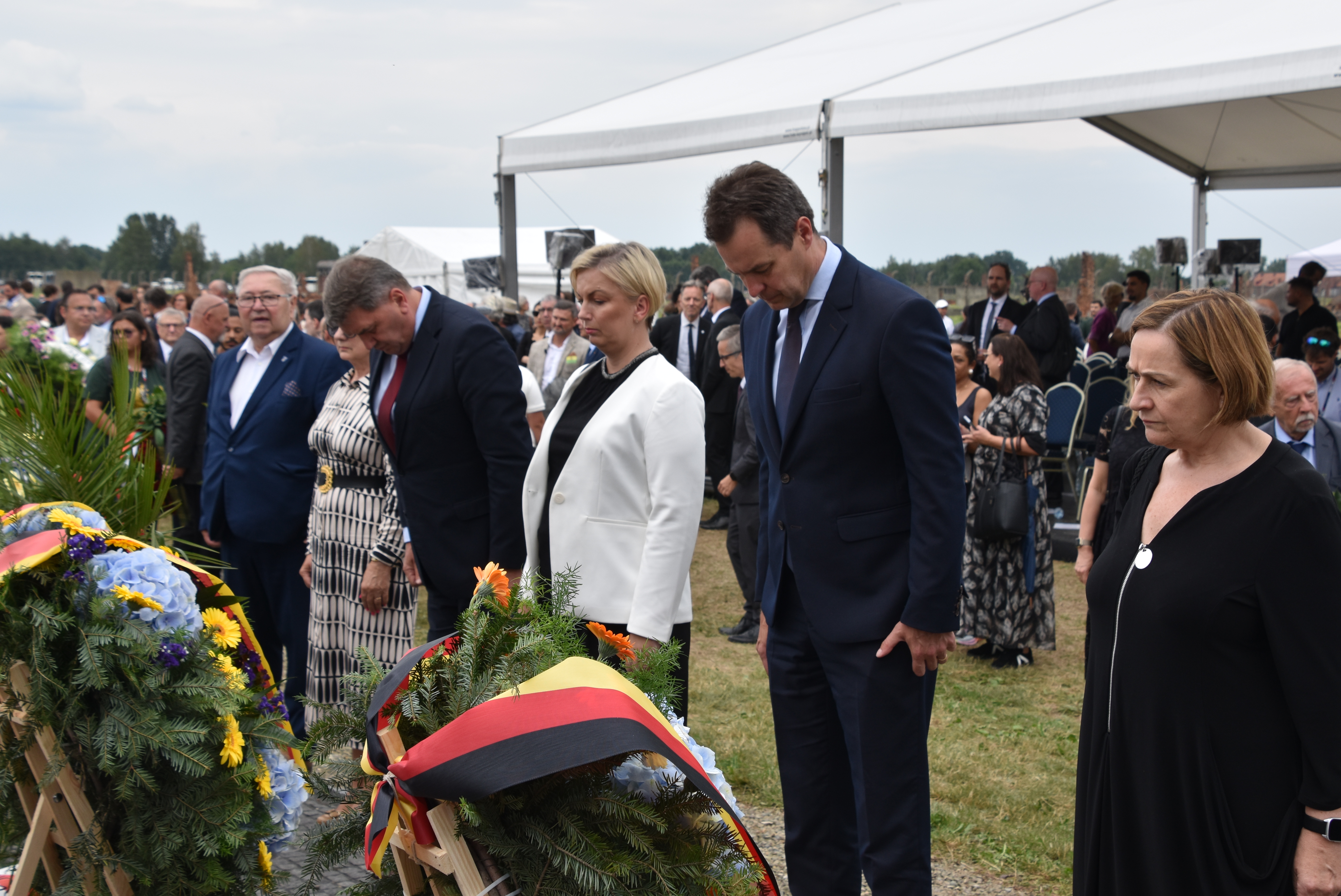 Delegacja władz Powiatu, Miasta i Gminy Oświęcim oddaje hołd ofiarom romskiego Holokaustu na terenie byłego obozu zagłady Birkenau