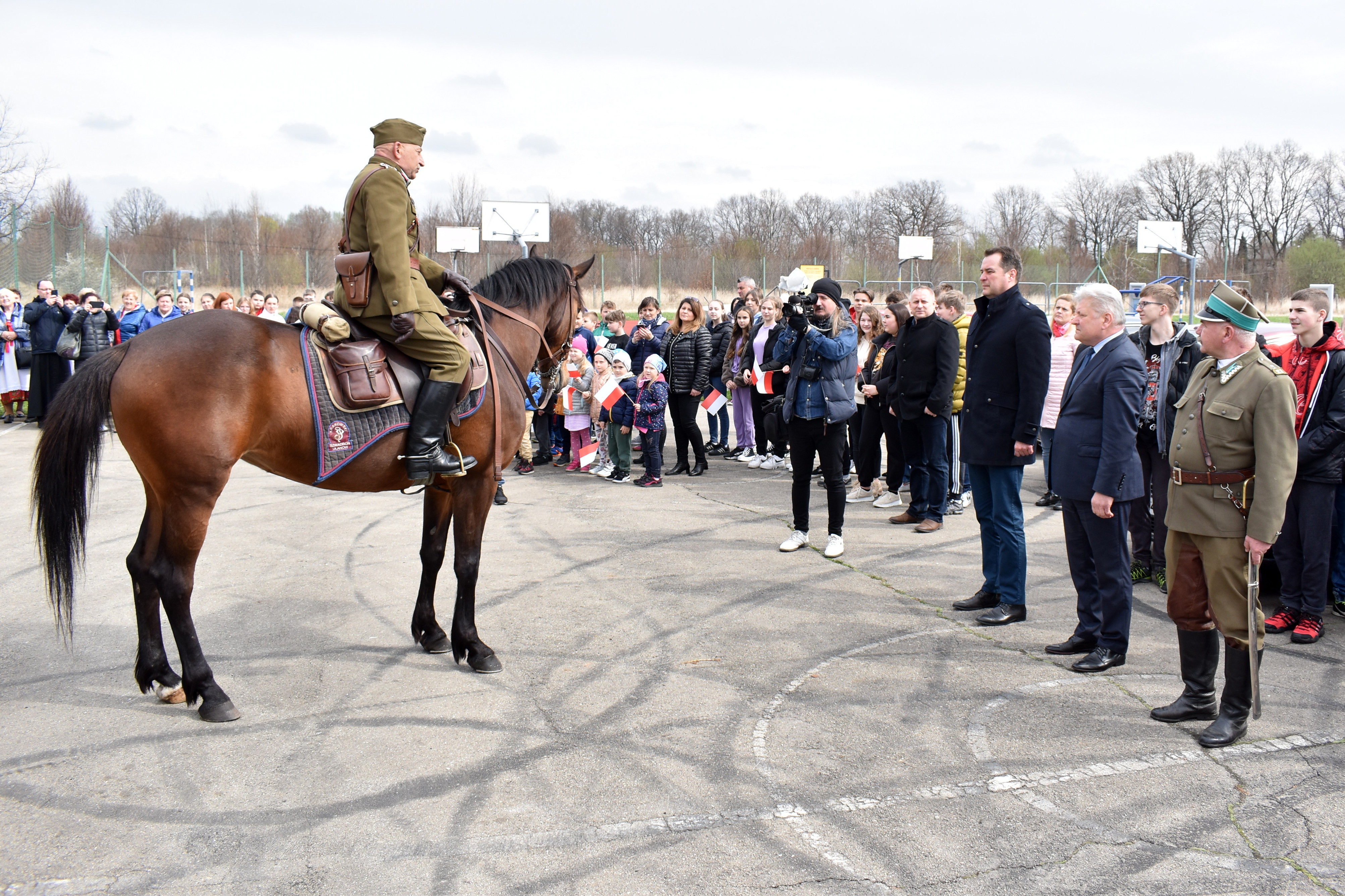 Starosta powitał ułanów uczestników rajdu konnego z KL Auschwitz.