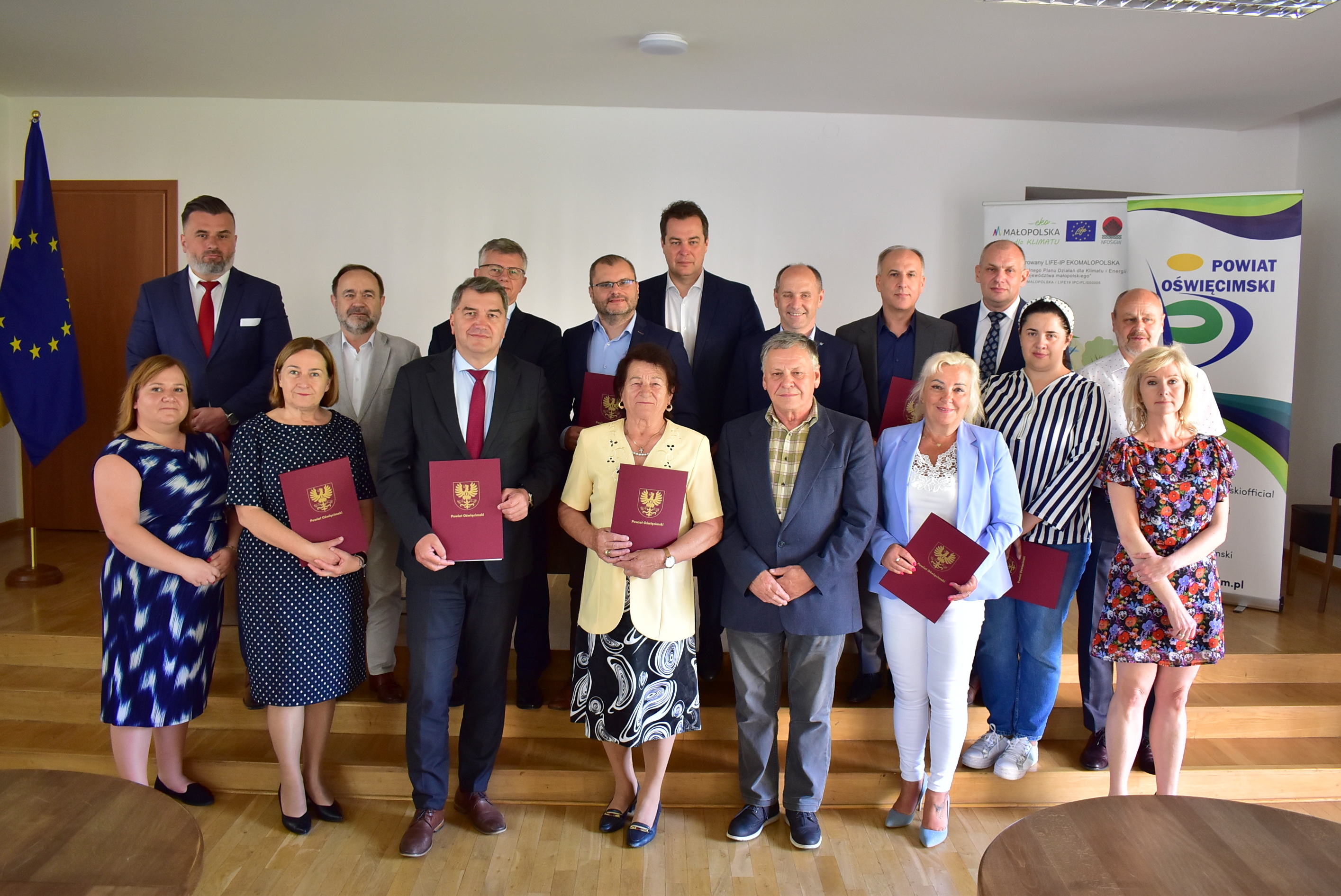 Pamiątkowe zdjęcie włodarzy i beneficjentów umów 