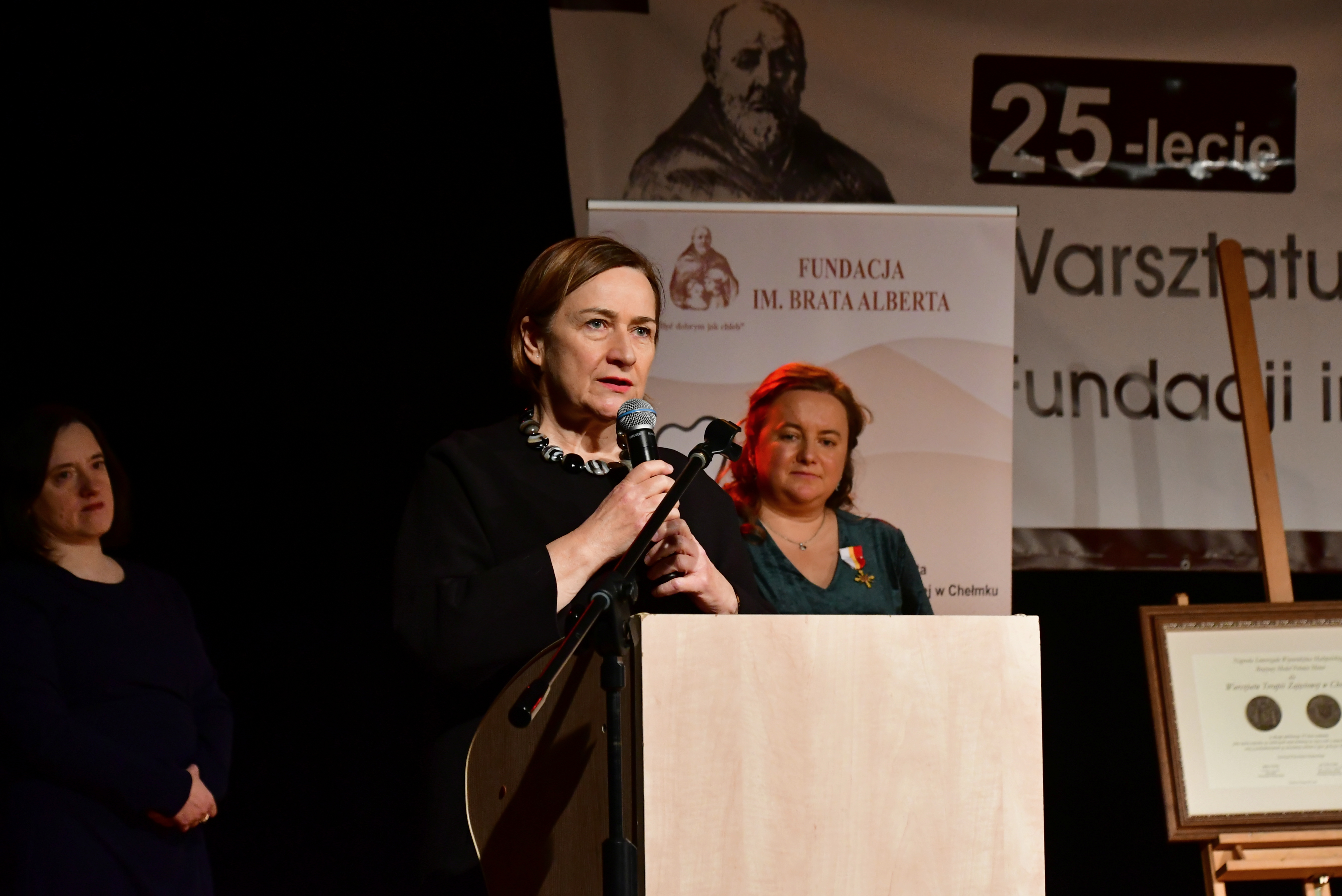 Wicestarosta przemawia podczas jubileuszu chełmeckiego WTZ