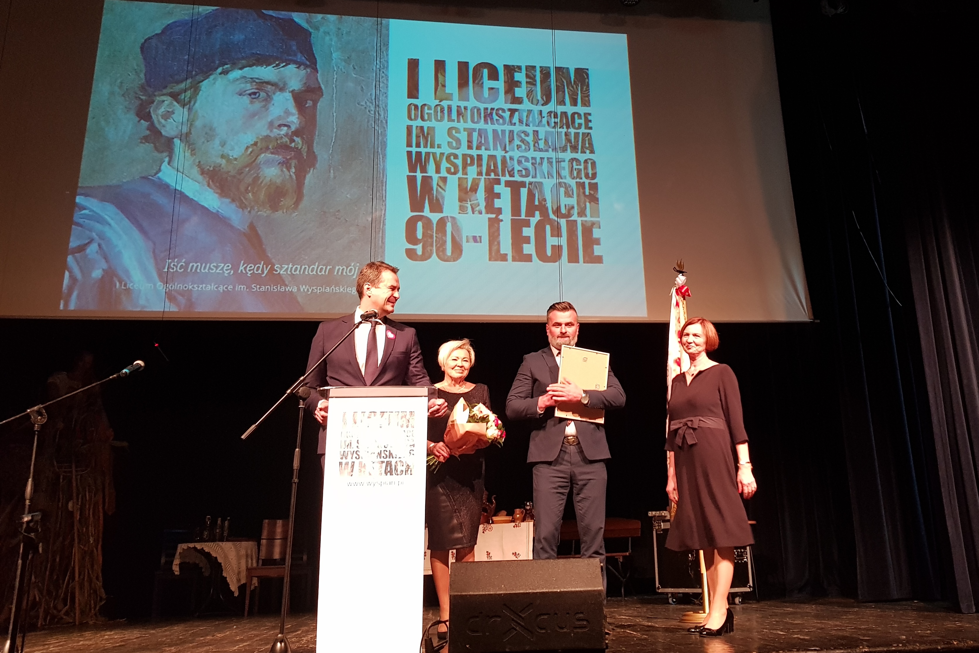 Starosta, wicestarosta, członkini zarządu powiatu oraz dyrektorka szkoły na scenie kęckiego Domu Kultury