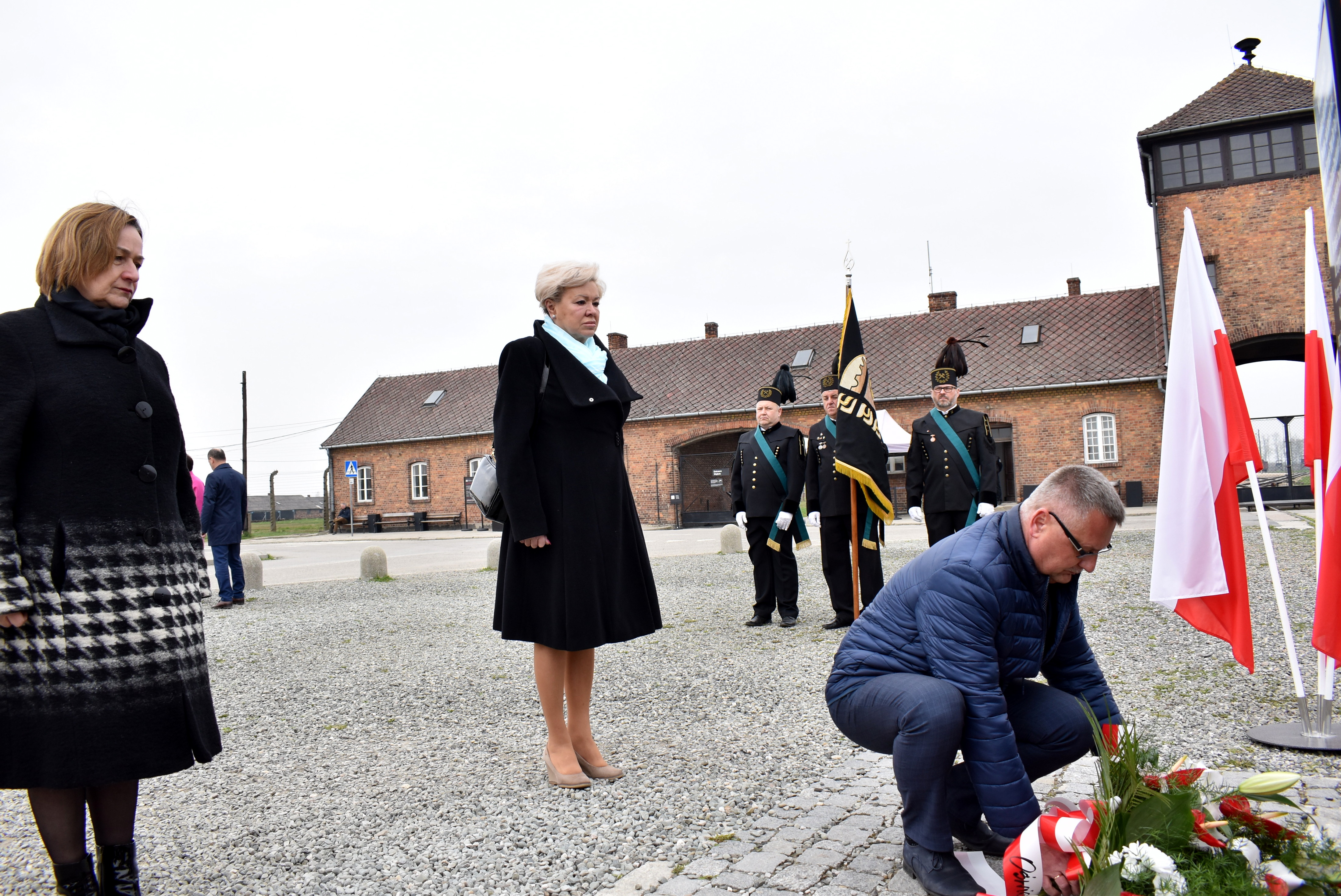 Kwiaty przed Tablicami Pamięci w Brzezince składa delegacja władz Powiatu Oświęcimskiego.