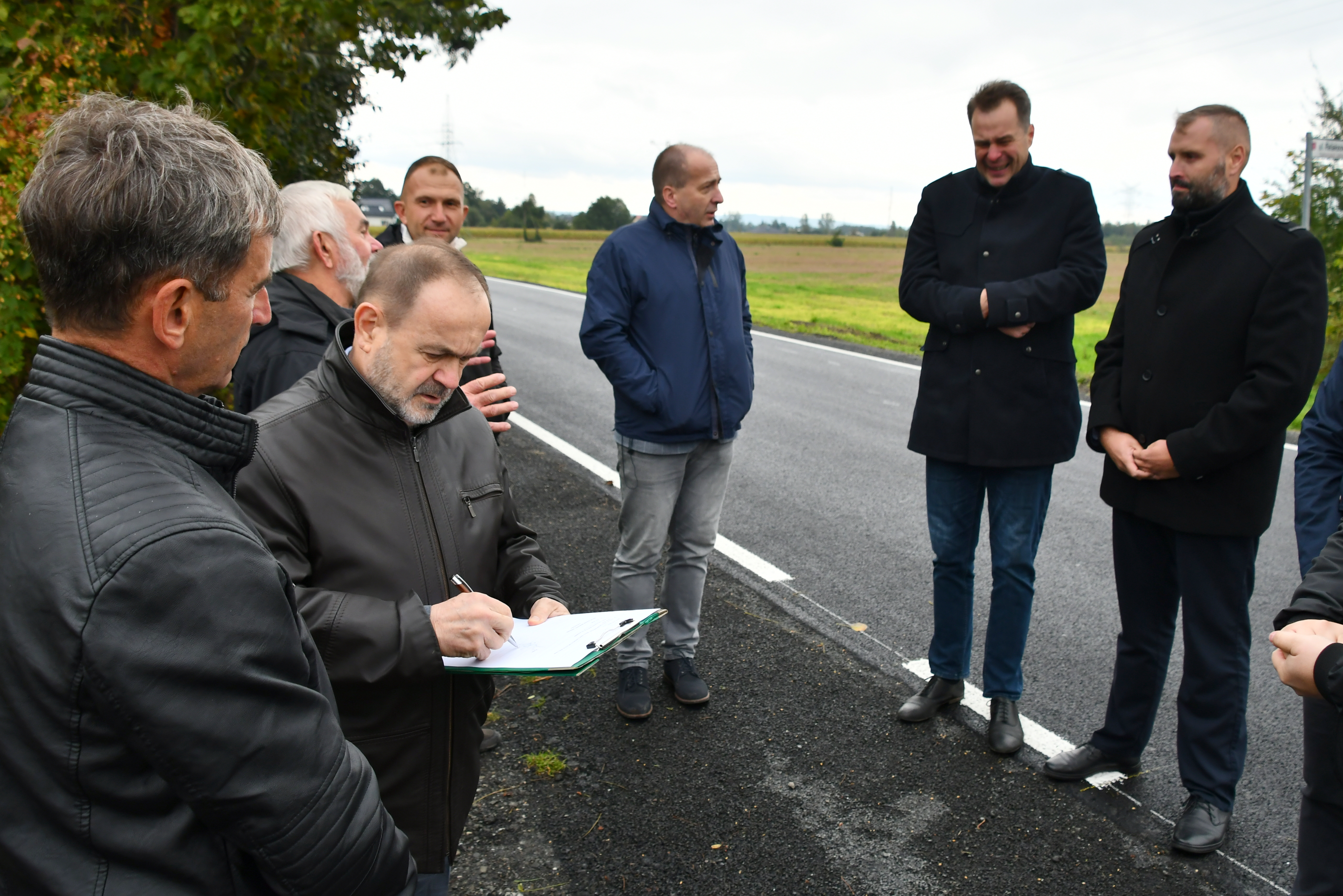 Uczestnicy odbioru drogi powiatowej w Trzebieńczycach 