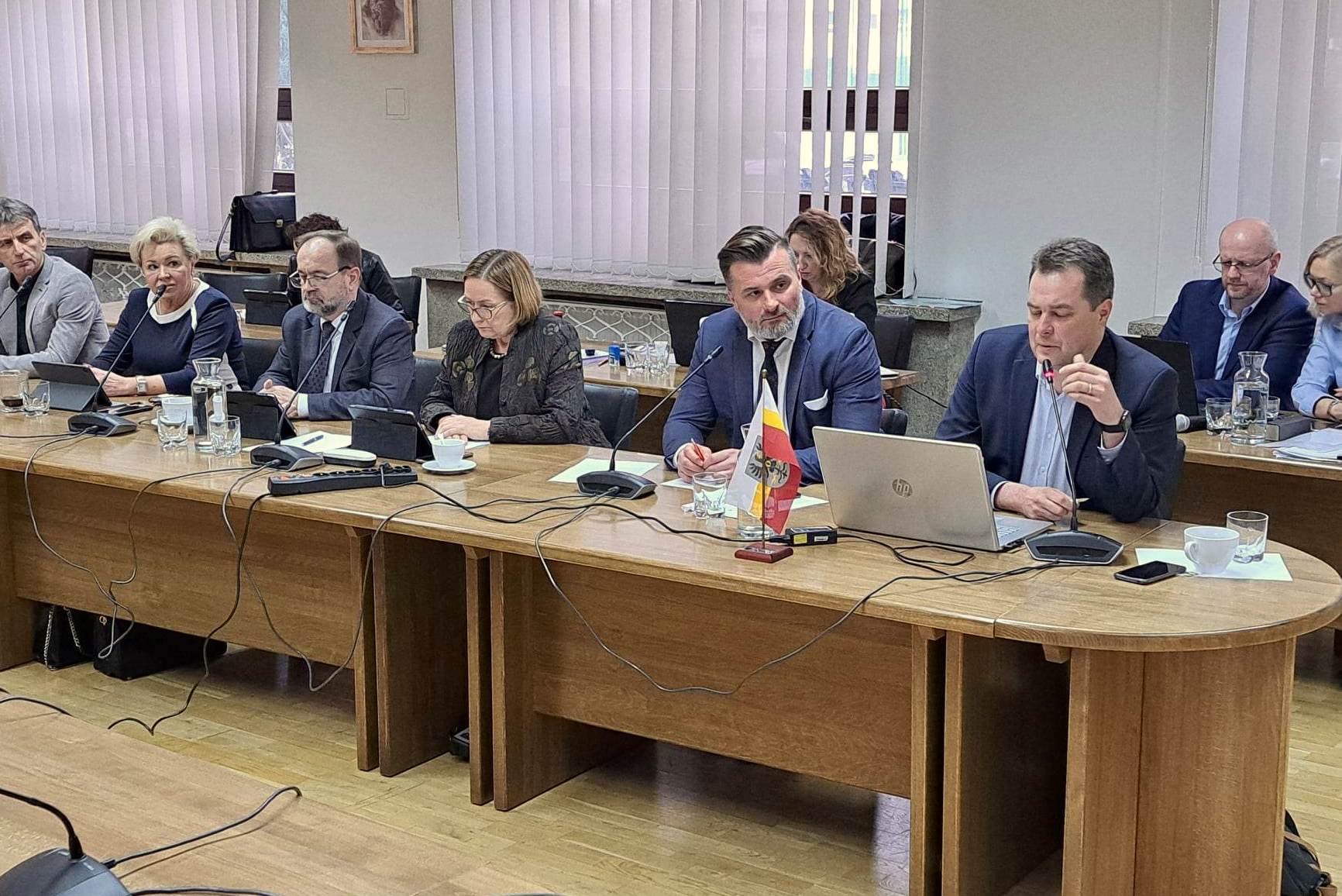 Na zdjęciu widać obradujących radnych. Na pierwszym planie wicestarosta i starosta