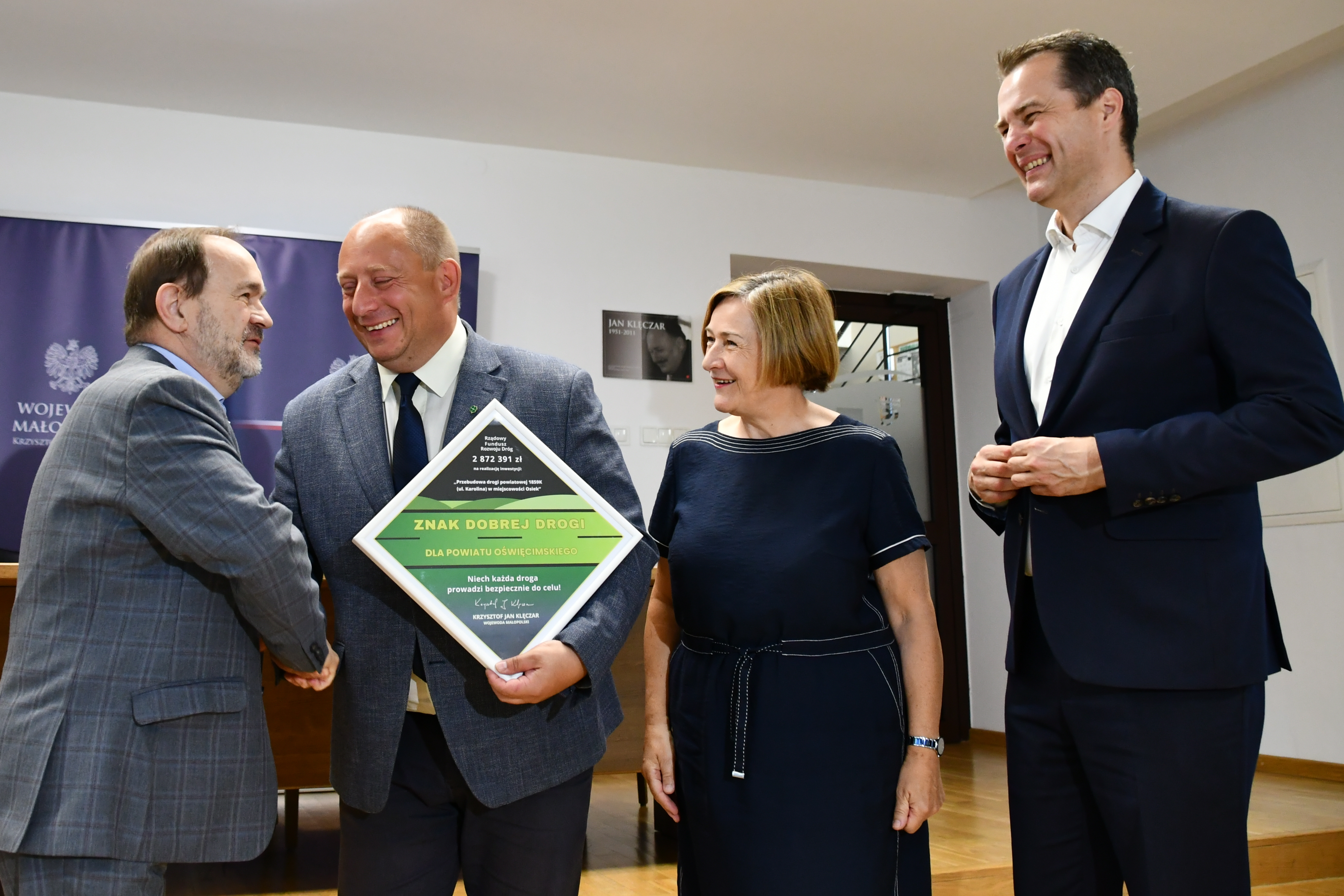 Na zdjęciu podczas wręczenia symbolicznej tablicy z rządowym dofinansowaniem włodarze Powiatu i wojewoda małopolski