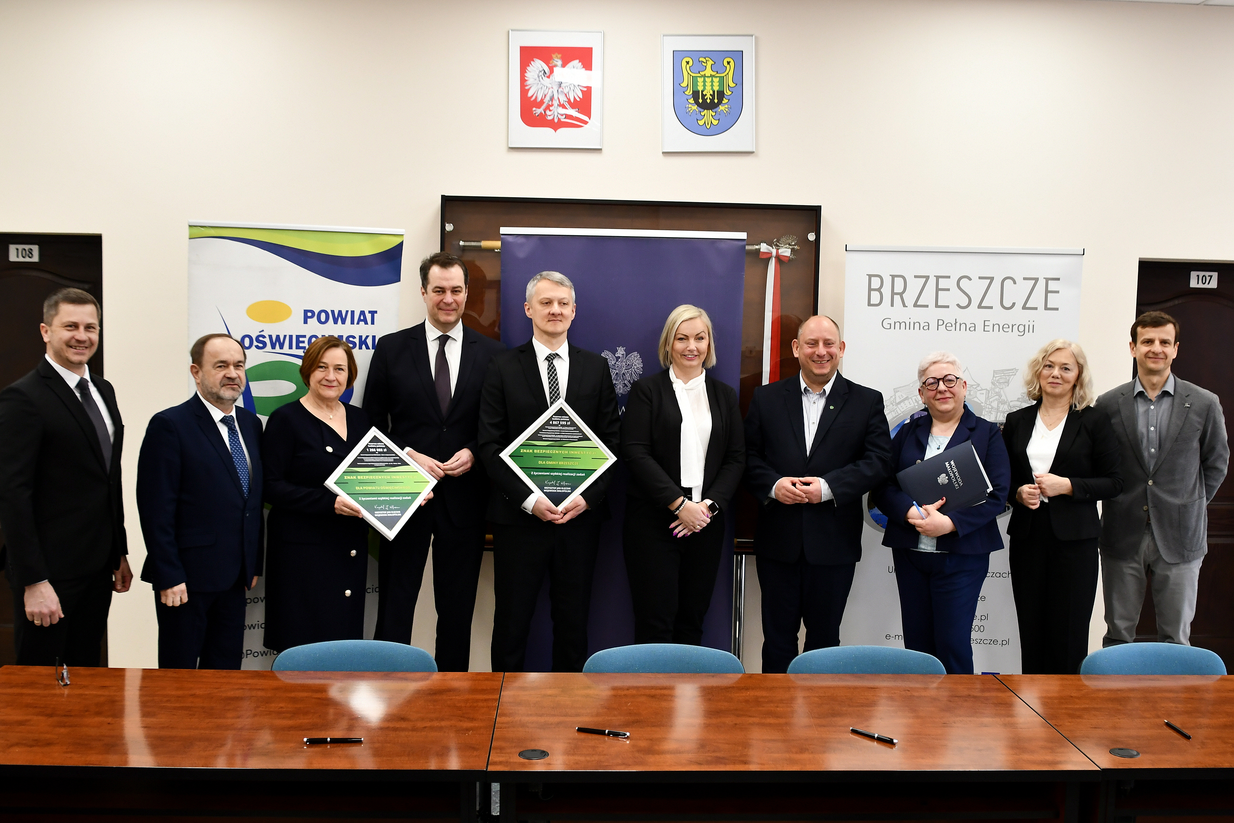 Pamiątkowe zdjęcie włodarzy pod podpisaniu umowy w brzeszczańskim magistracie