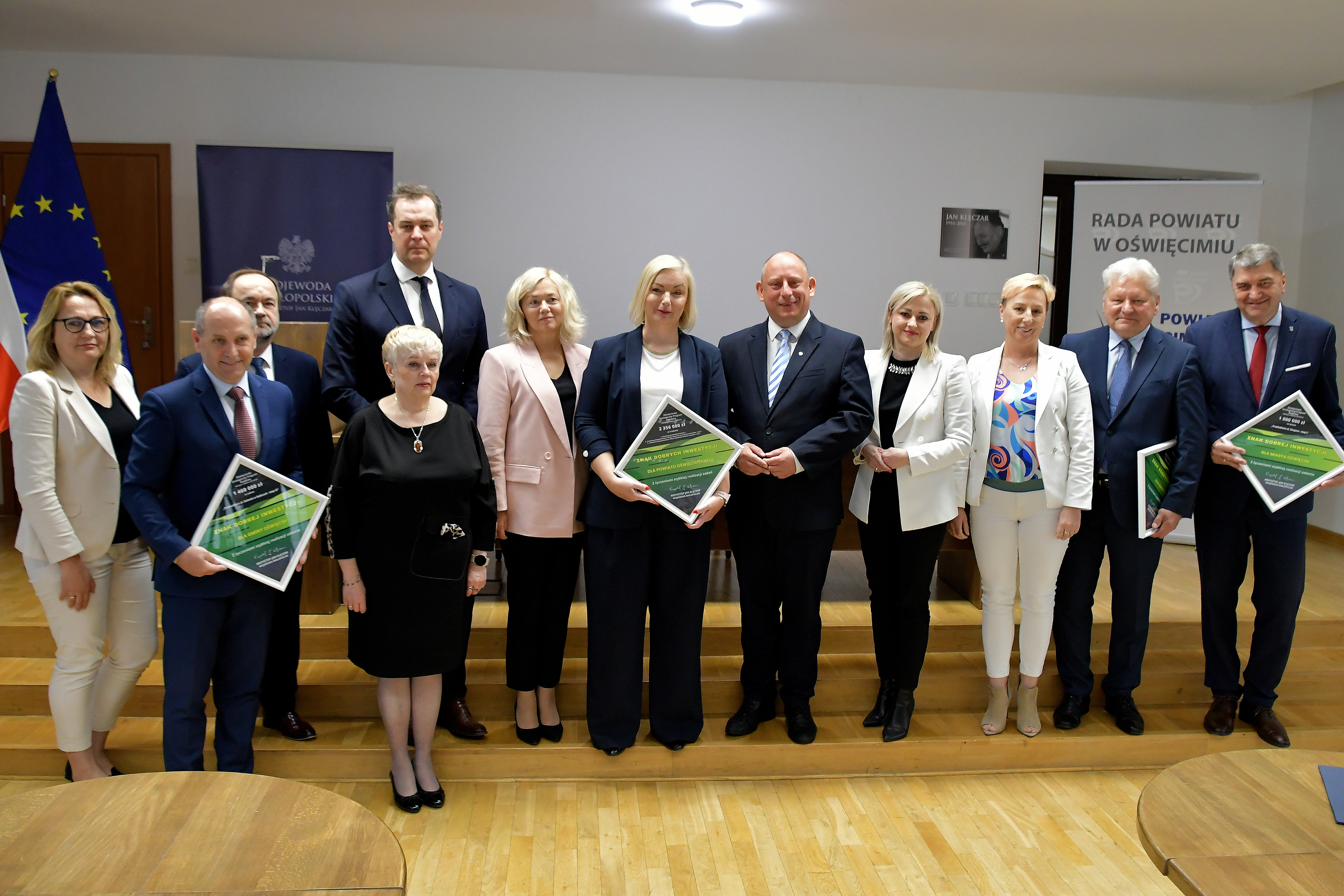 Pamiątkowe zdjęcie beneficjentów OSPR wraz z wojewodą i zaproszonymi gośćmi