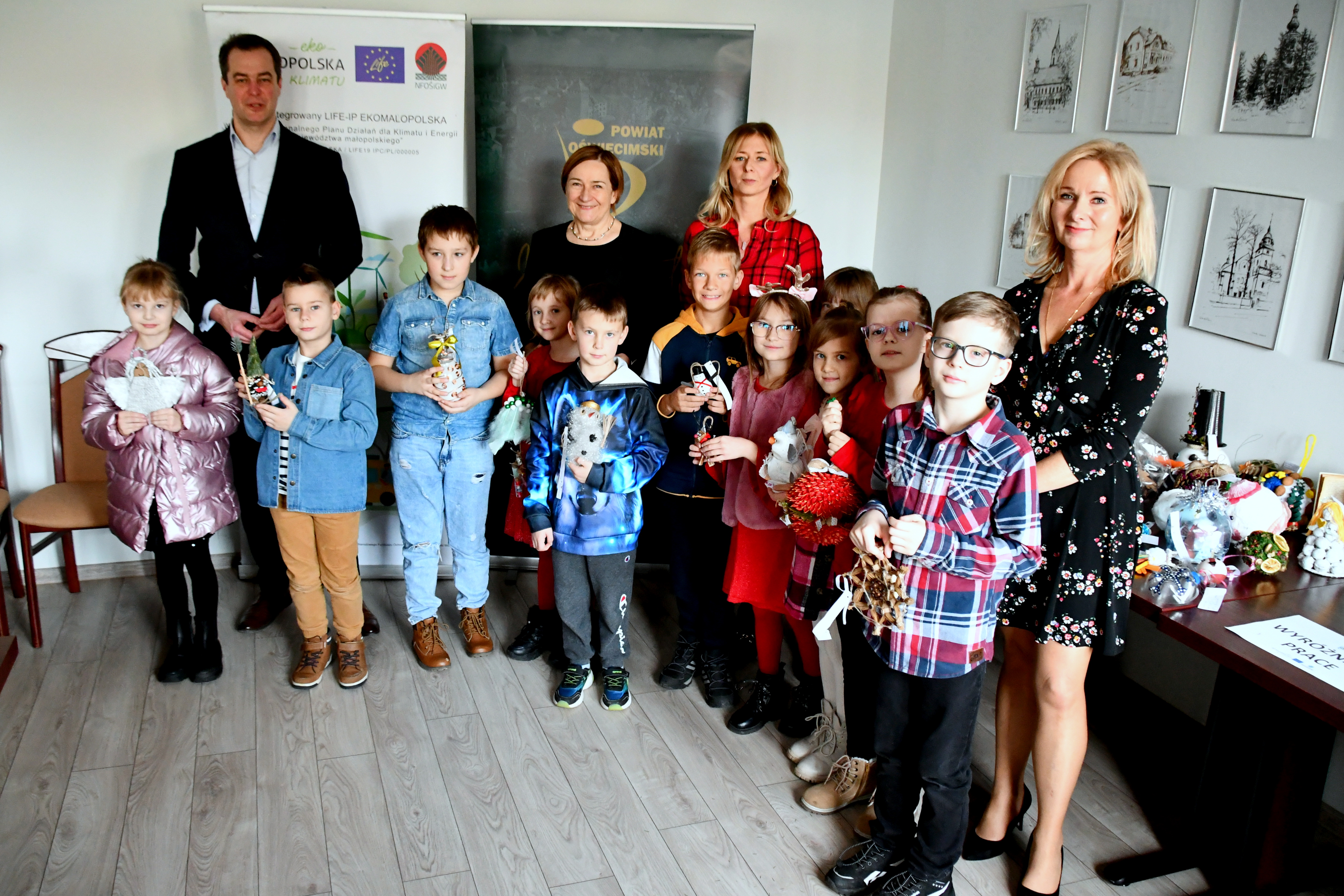 Pamiątkowe zdjęcie laureatów konkursu w włodarzami Powiatu i organizatorami