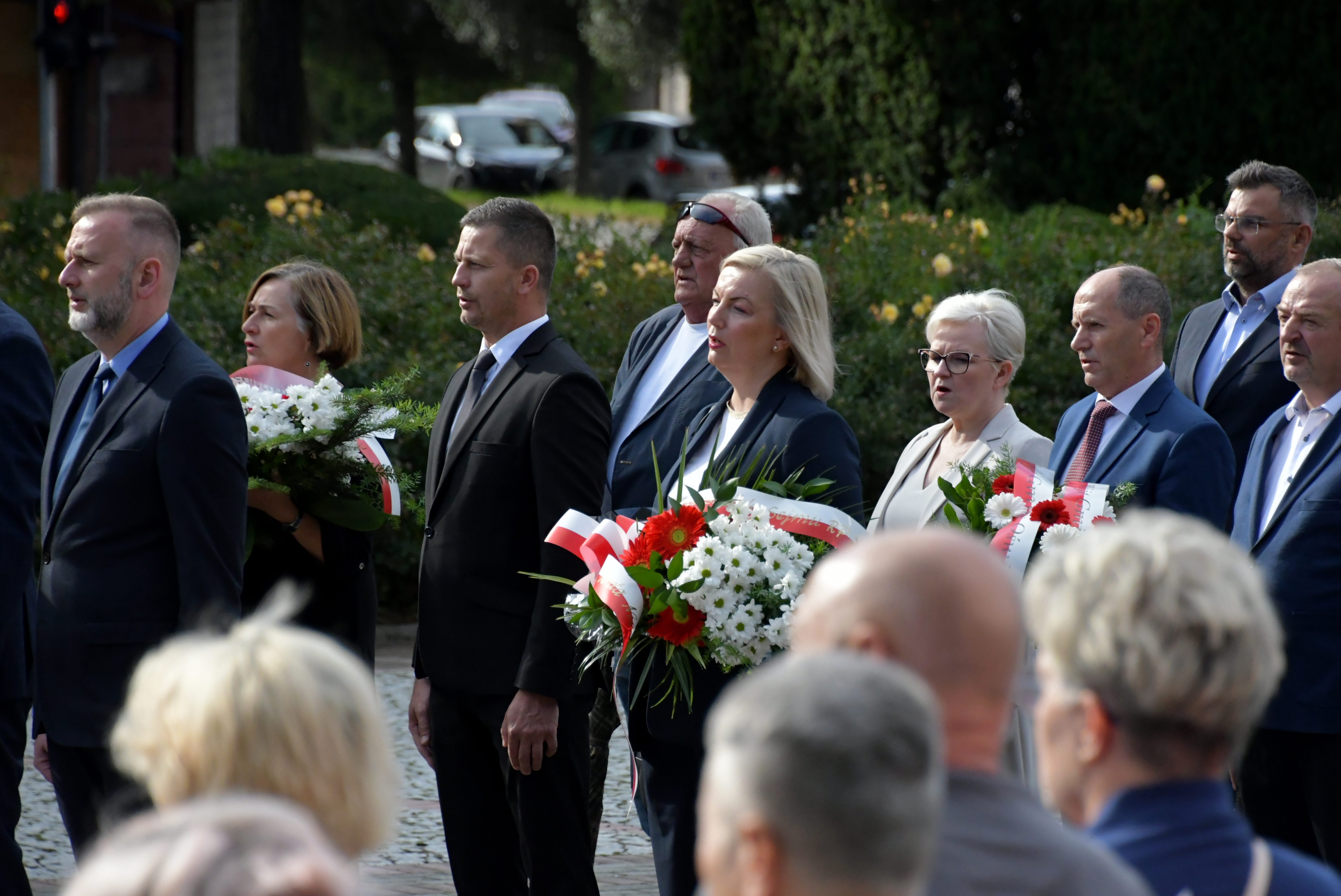 Delegacje uczestniczące w uroczystościach na placu Tadeusza Kościuszki w Oświęcimiu