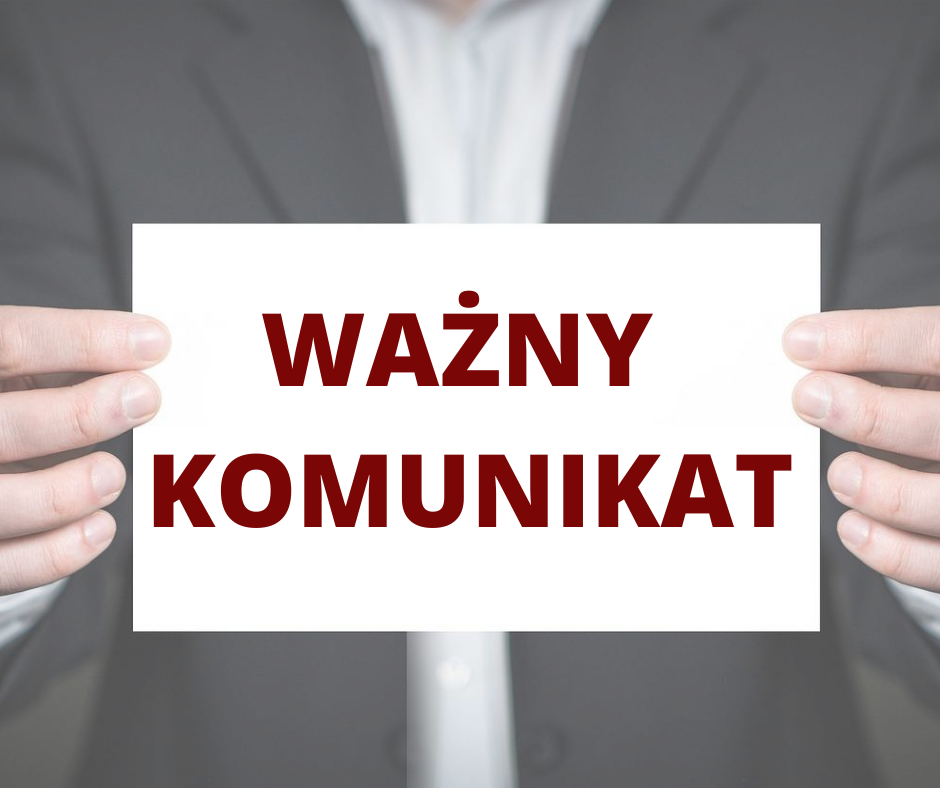 Osoba trzymająca w dłoniach kartkę z napisem Ważny Komunikat