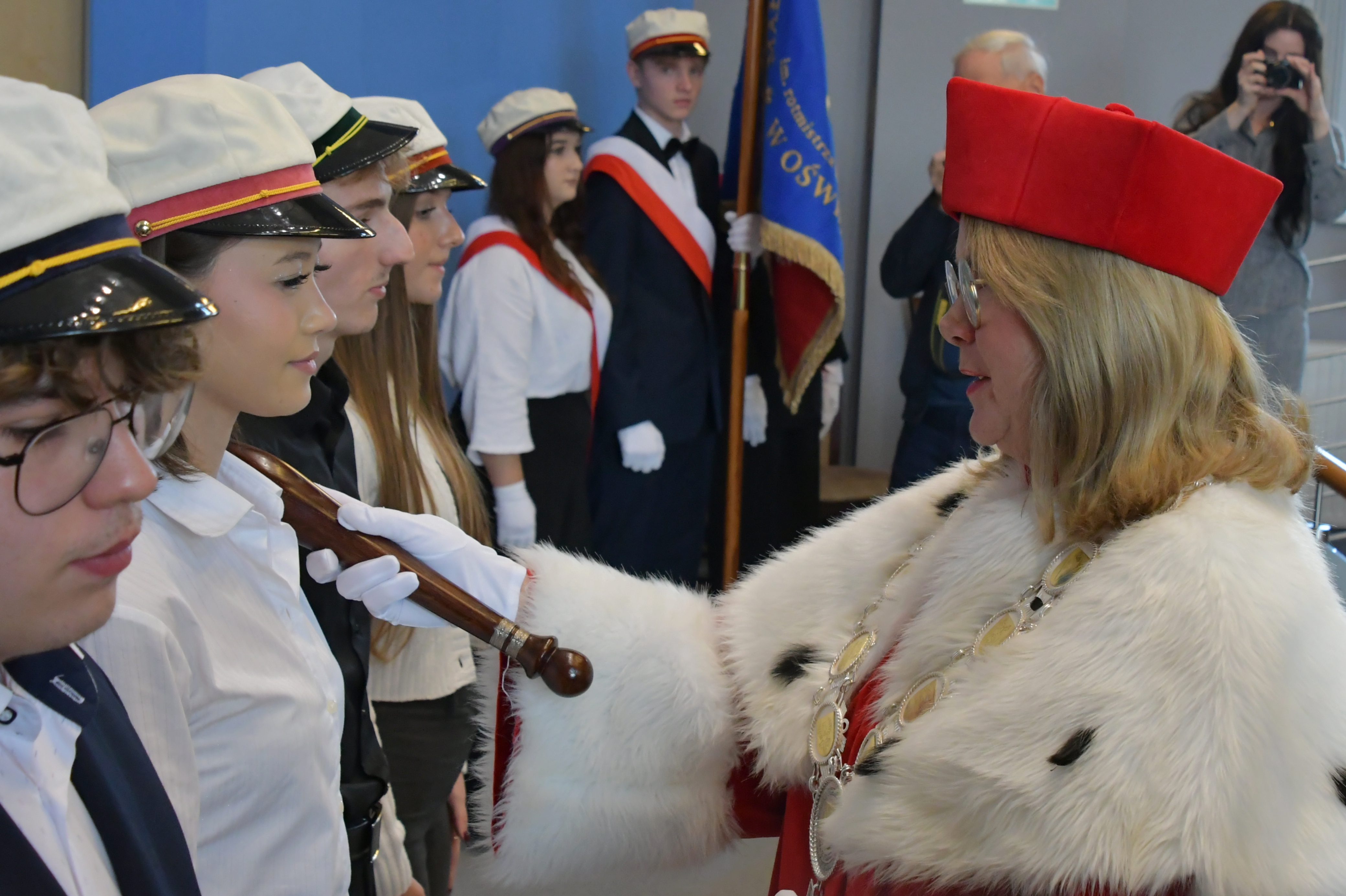 Pani rektor pasuje studentów pierwszego roku